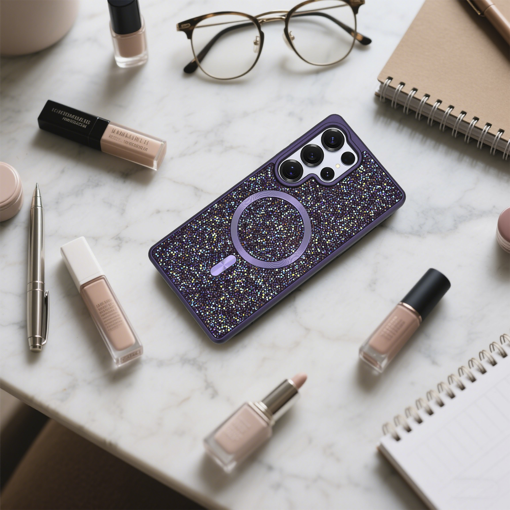 Eine Handyhülle mit schillerndem Design, umgeben von Make-up-Artikeln und Accessoires auf Marmor.