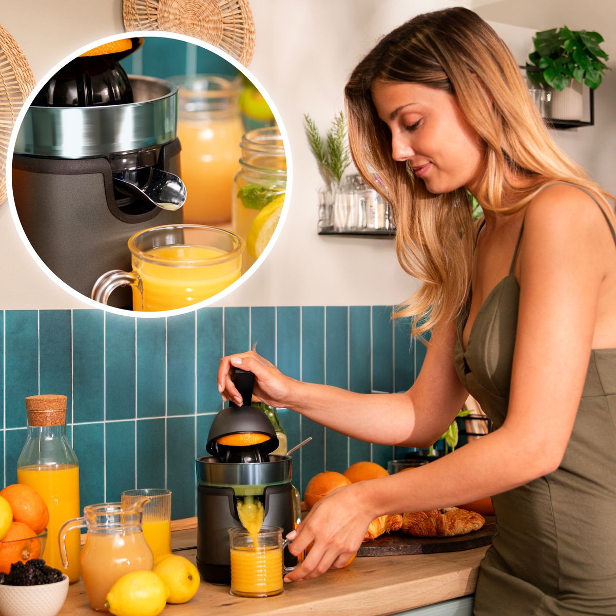 Eine Frau presst Orangensaft. Sie benutzt eine Saftpresse mit einer Orange. Saft fließt in ein Glas.