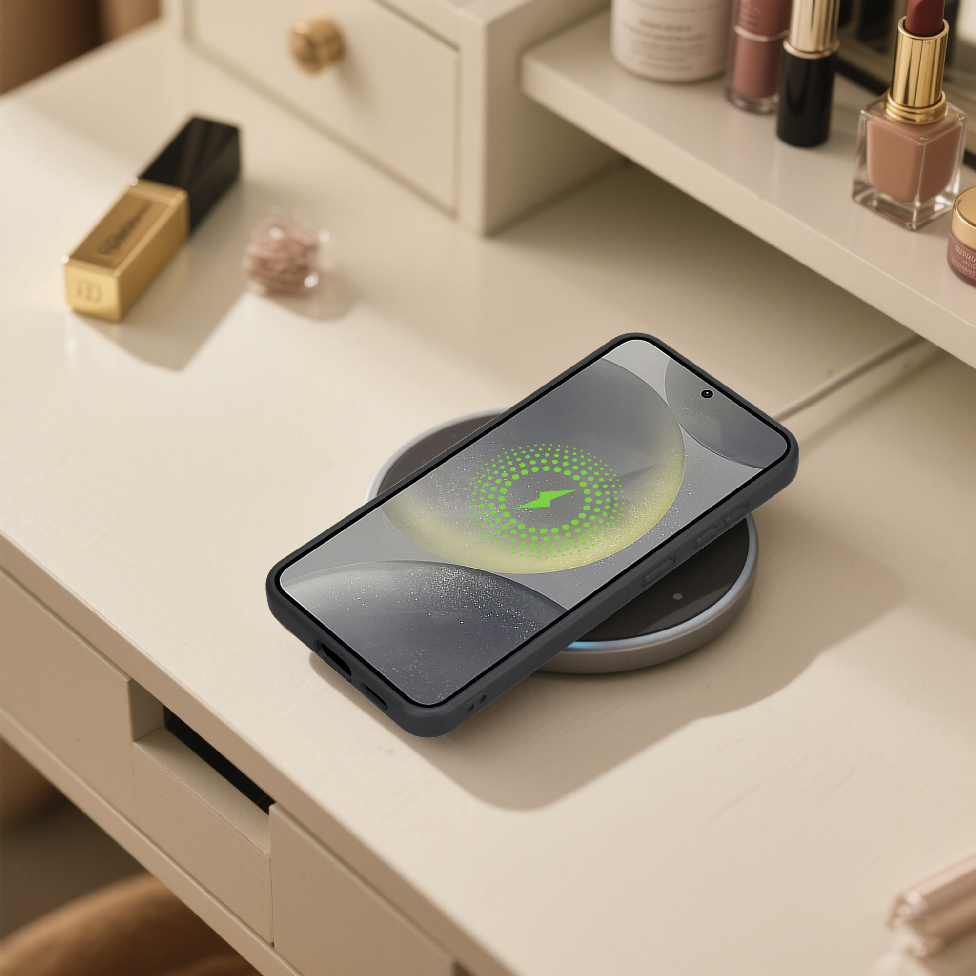 Ein Telefon, das kabellos auf einem Schreibtisch aufgeladen wird. Im Hintergrund befinden sich Make-up-Artikel. Der Telefonbildschirm zeigt ein Ladesymbol.