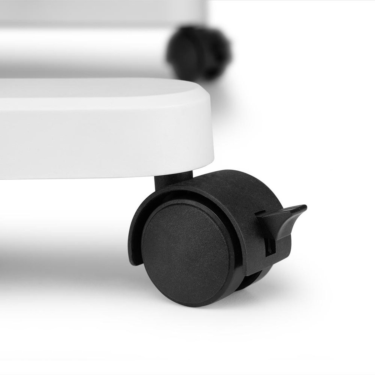 Zbliżenie białego, zaokrąglonego obiektu z czarnym kołem. Koło jest po prawej stronie na dole.