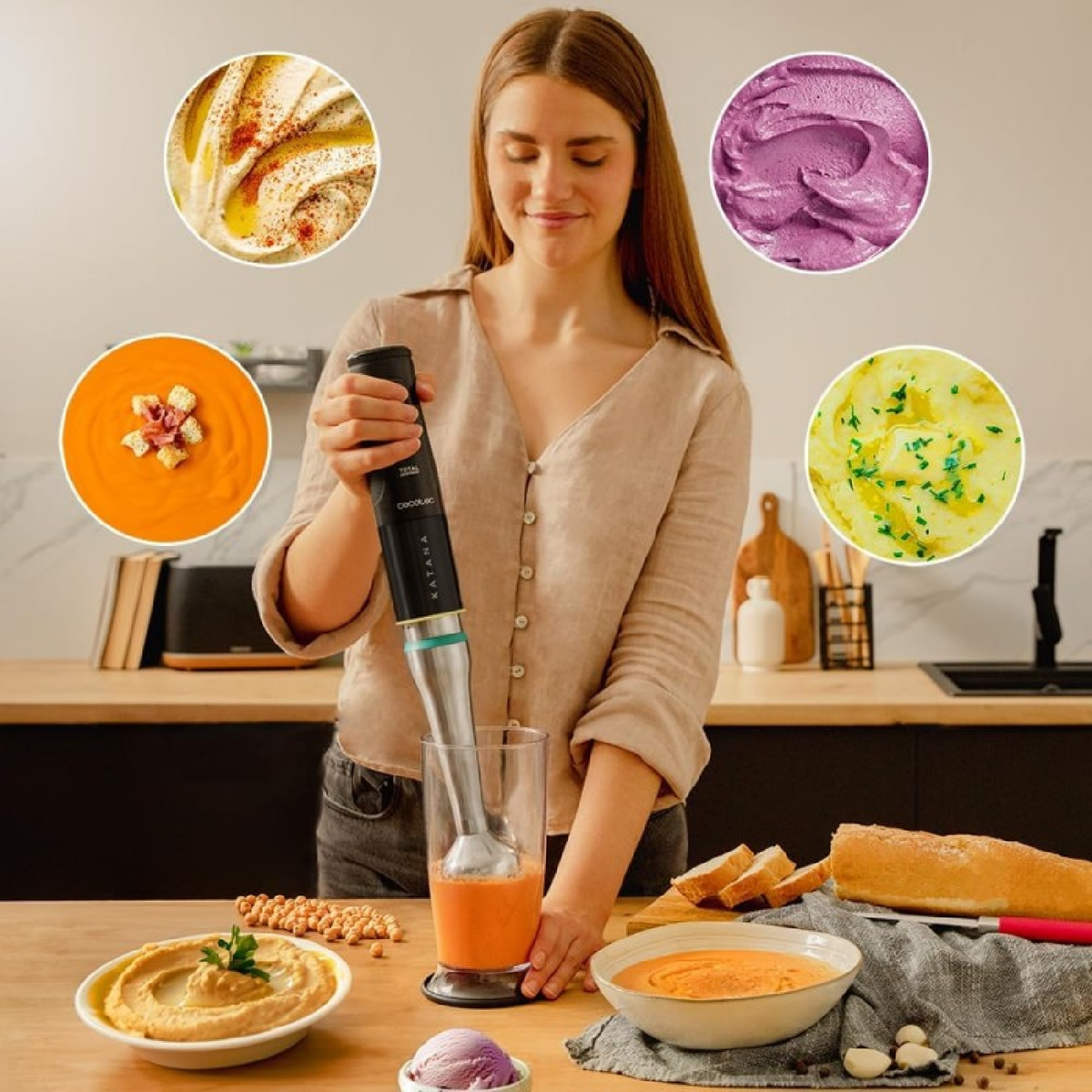 Kobieta miksuje pomarańczowy płyn w szklance. Wokół są miski z próbkami żywności i składnikami. Używany jest blender.