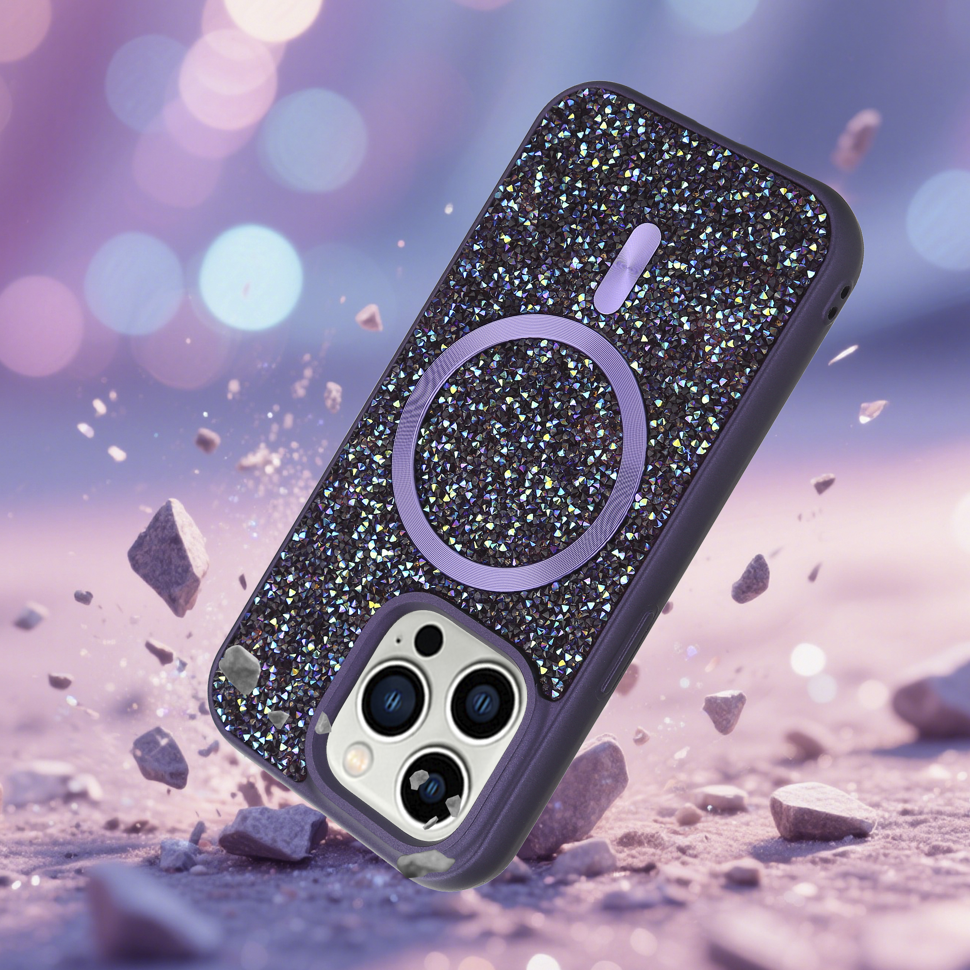 Ein glitzerndes Handycase schwebt mit Felsen. Lila Hintergrund mit Bokeh-Lichtern.