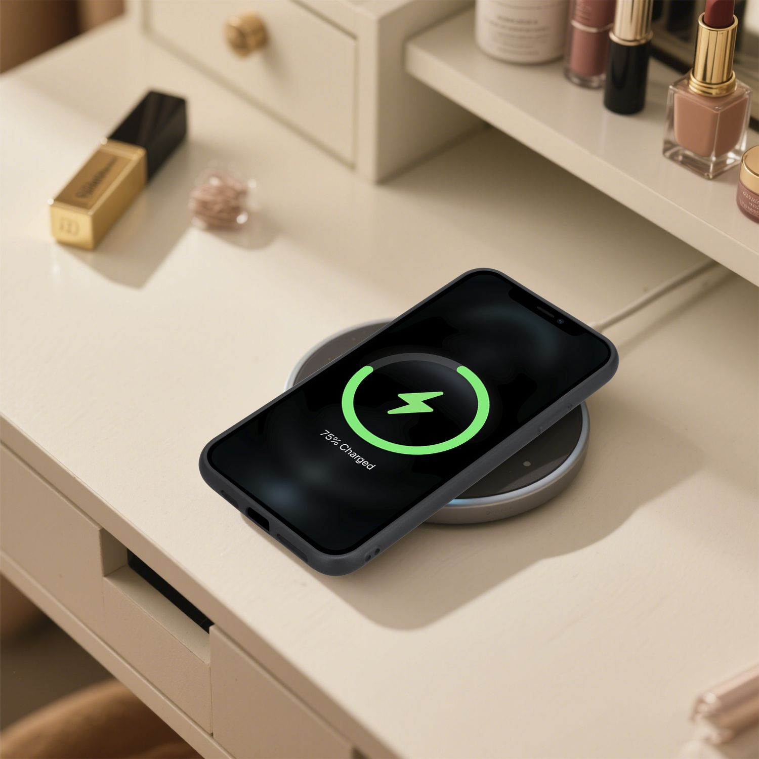 Ein Telefon, das kabellos auf einem Schreibtisch geladen wird. Das Telefon zeigt 75 % geladen mit einem grünen Blitz. Lippenstift und andere Gegenstände sind im Hintergrund.