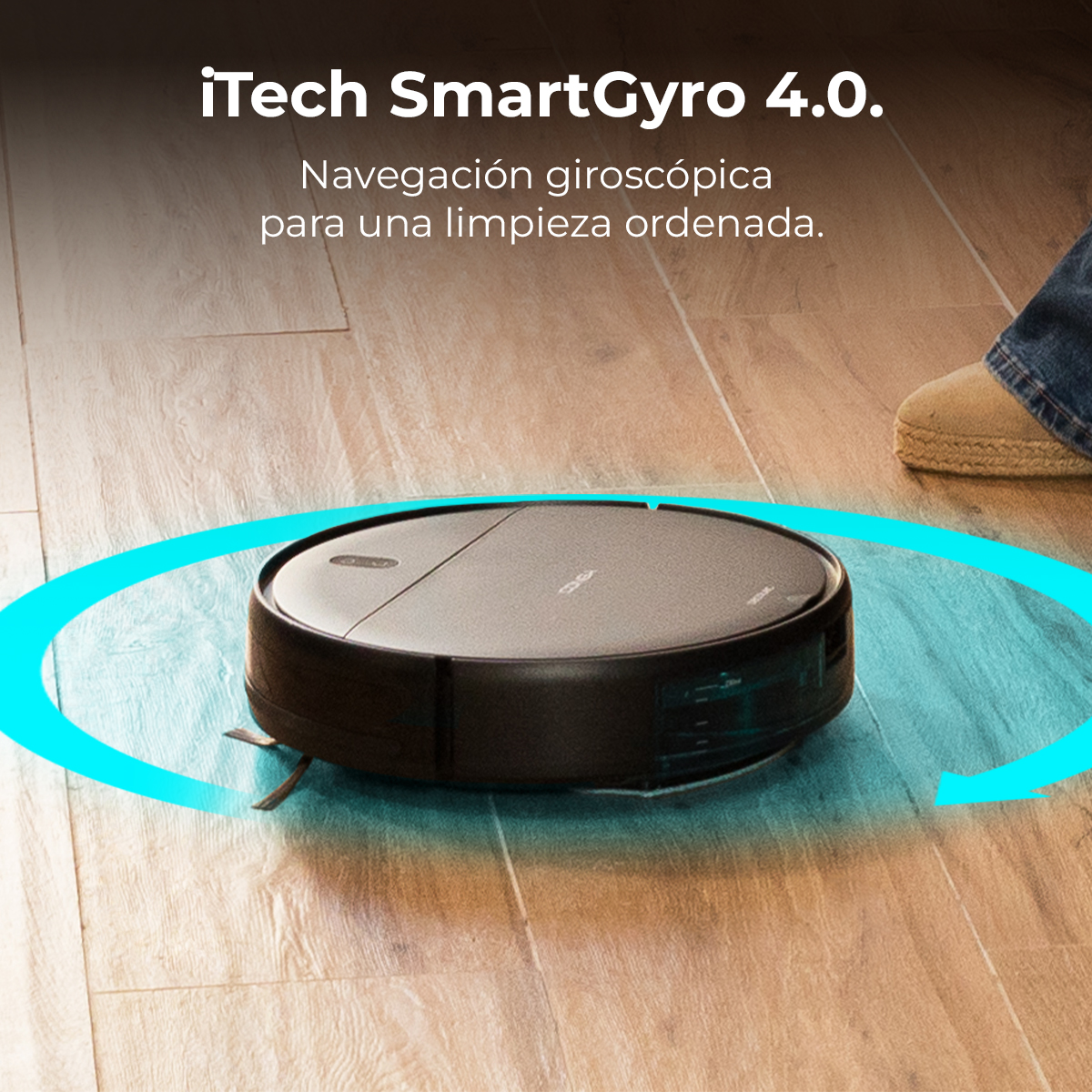 Czarny odkurzacz robot iTech SmartGyro 4.0 na drewnianej podłodze, z niebieską okrągłą ścieżką czyszczenia i stopą.