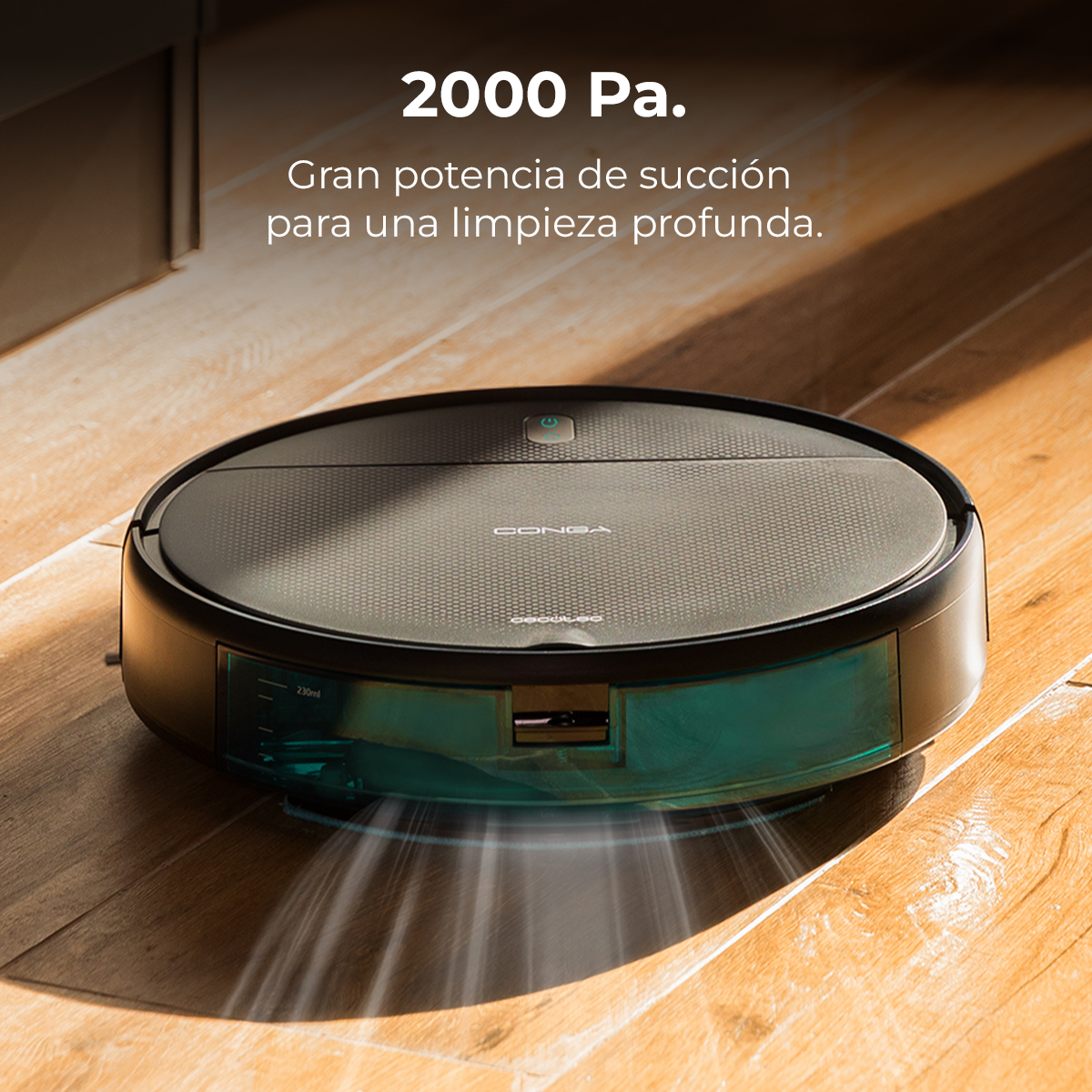 Robot odkurzający na drewnianej podłodze. Odkurzacz jest czarny z zielonym zbiornikiem na wodę. Tekst u góry: 2000 Pa.