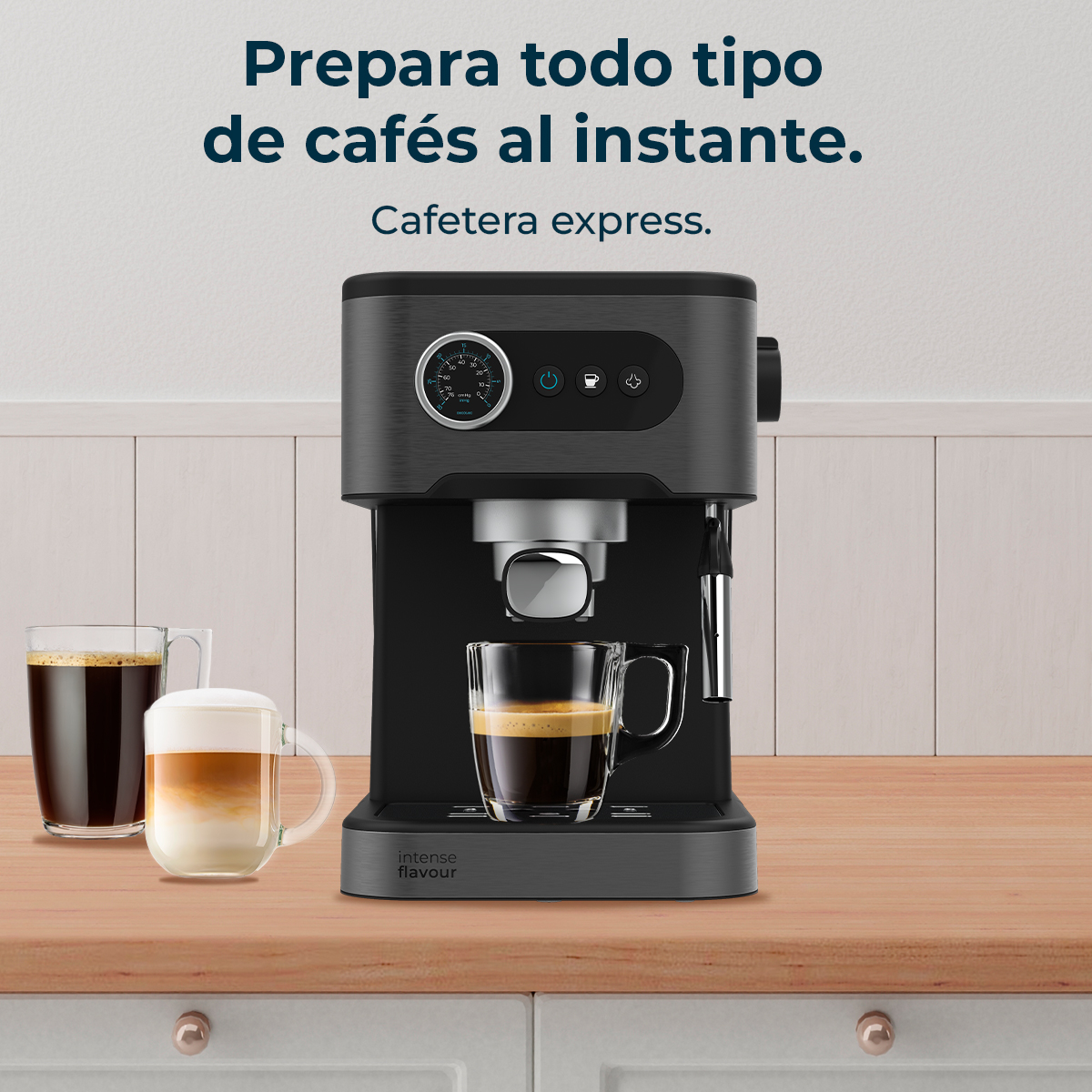 Máquina de espresso con tres tipos de café, sobre una encimera de madera. La máquina es negra y gris. Armario blanco debajo.