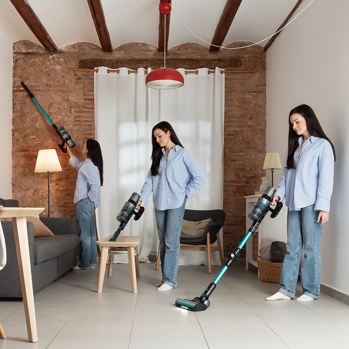 Una mujer con camisa azul y jeans aspira una habitación con una aspiradora inalámbrica. Hay tres instancias de ella.
