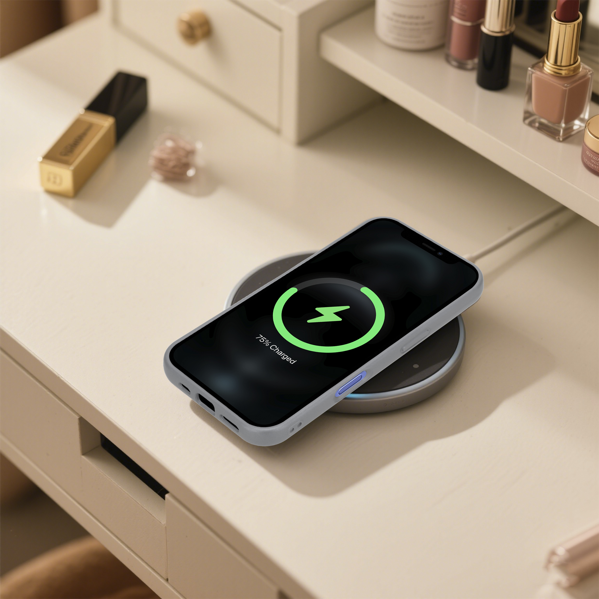 Telefon wird auf einem kabellosen Ladegerät aufgeladen, 75 % geladen. Make-up-Artikel stehen auf dem Regal darüber.