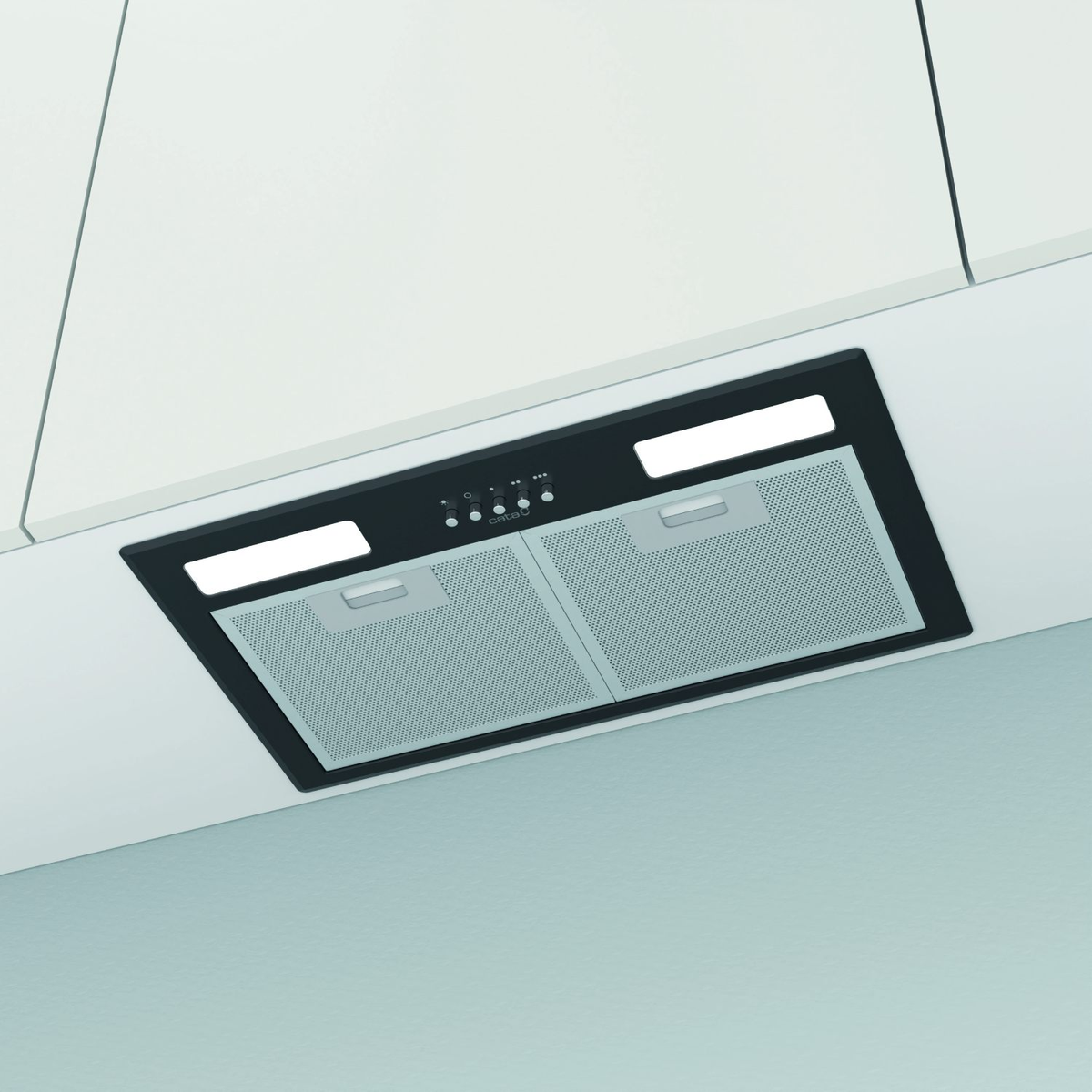 Una campana extractora negra está montada en el techo. Tiene luces y un panel de control. El fondo es blanco y azul claro.