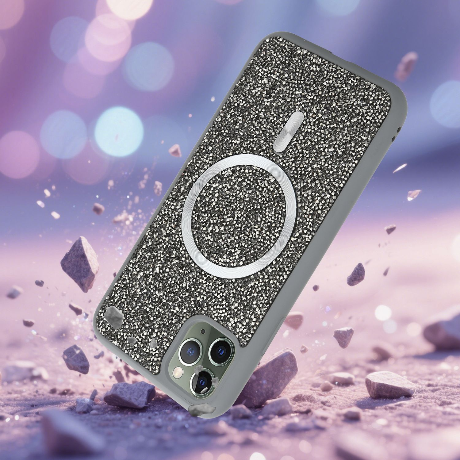Eine mit Strass besetzte Handyhülle wird mit fallenden Steinen gezeigt. Der Hintergrund ist ein sanftes Bokeh aus Lila und Rosa.