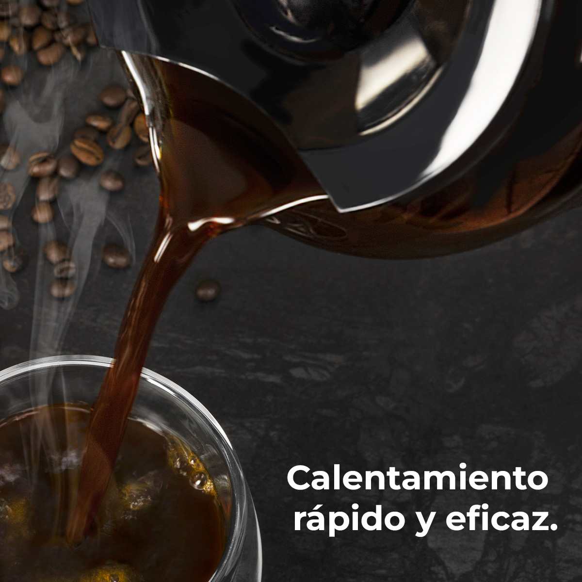 Il caffè viene versato da una caffettiera in un bicchiere. Sono visibili chicchi di caffè e vapore. Sfondo scuro.