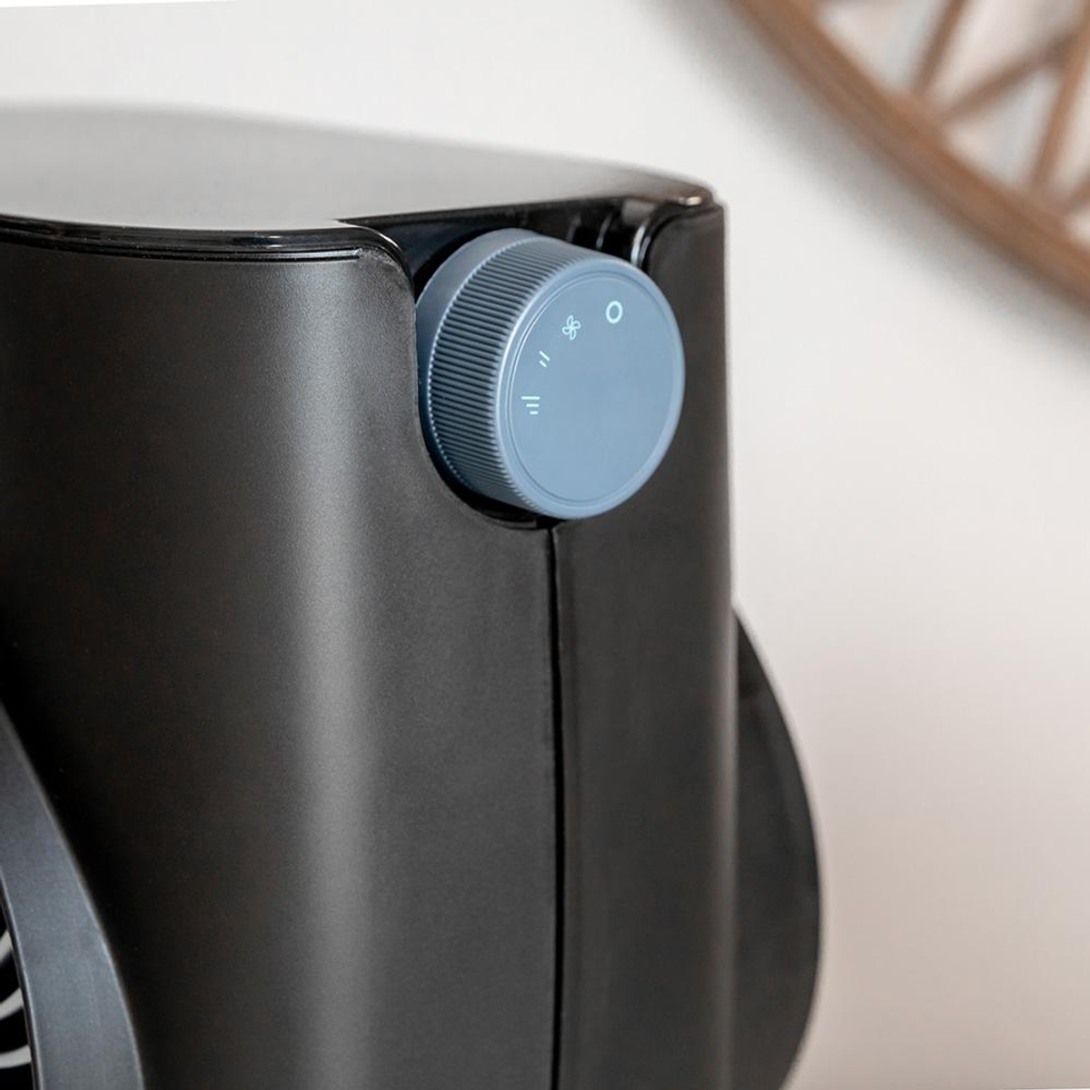 Zbliżenie czarnego urządzenia z jasnoniebieskim pokrętłem. Pokrętło ma symbole ustawień wentylatora.