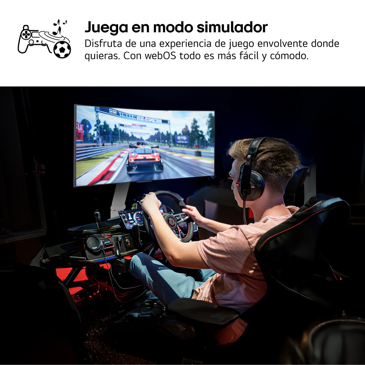 Osoba w słuchawkach jest w symulatorze wyścigów. Ekran wyświetla wyścig. Osoba trzyma kierownicę.