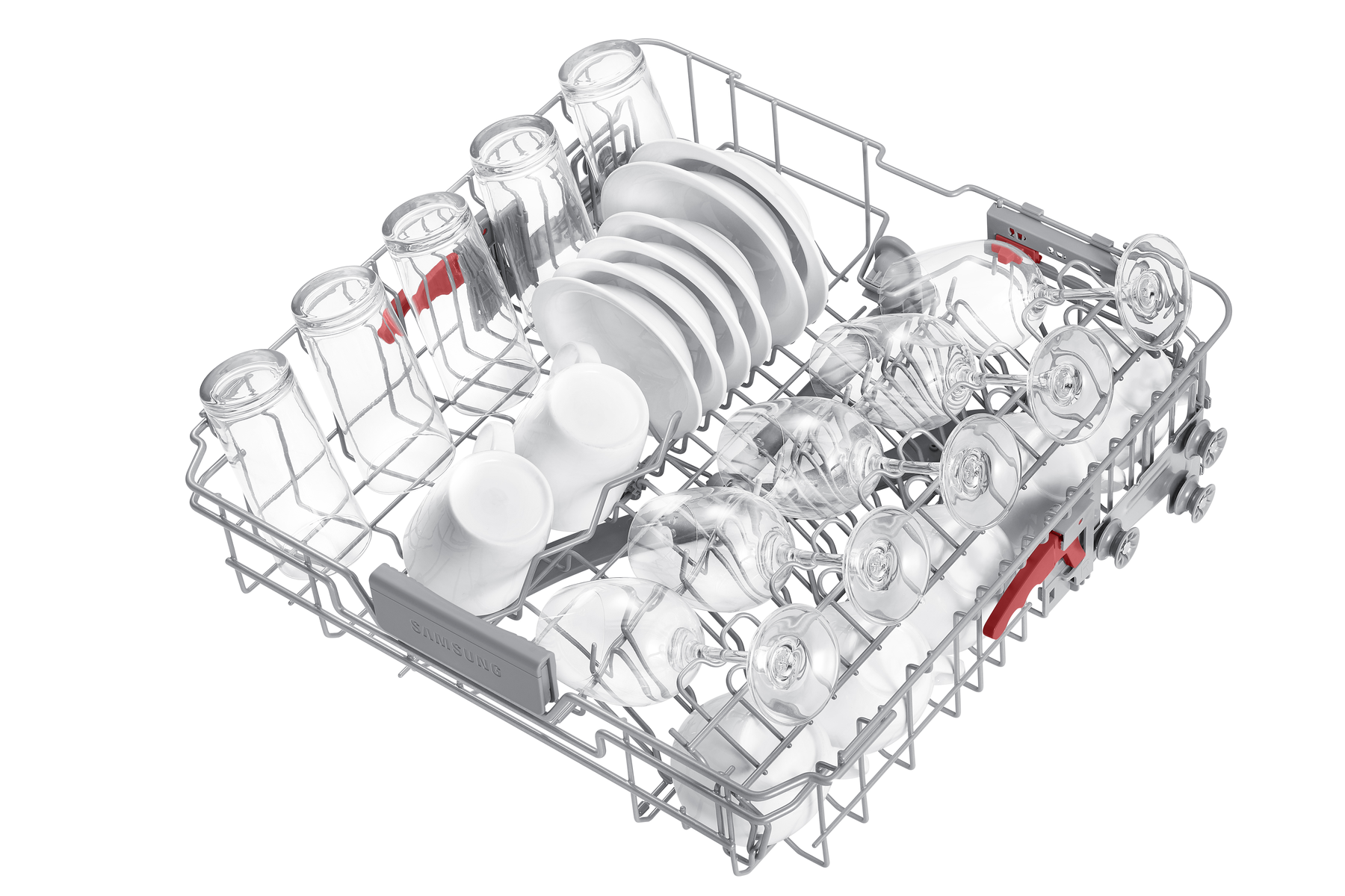 Kosz zmywarki wypełniony szklankami, kubkami i talerzami. Stojak jest metalowy i stoi na białym tle.