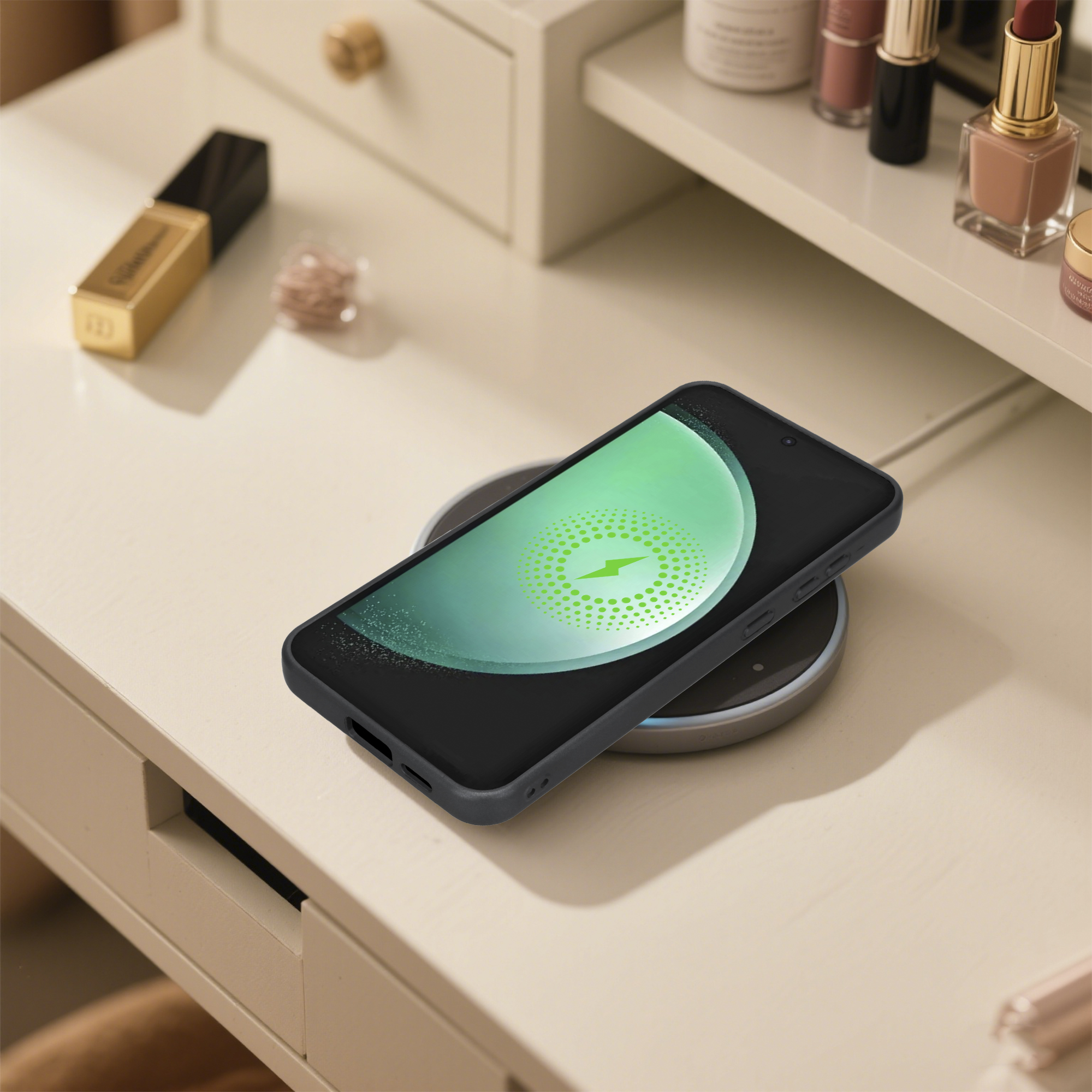 Ein Telefon auf einem kabellosen Ladegerät, das lädt. Make-up-Artikel befinden sich im Hintergrund. Das Telefon zeigt ein grünes Ladesymbol.
