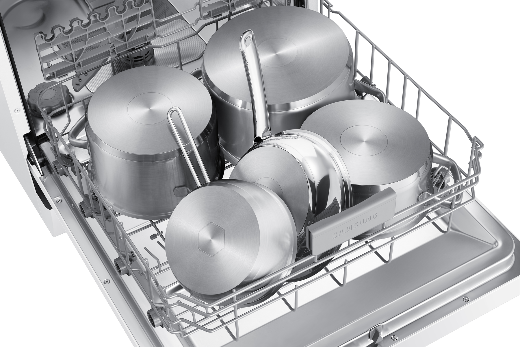 Zmywarka wypełniona garnkami i patelniami ze stali nierdzewnej. Widoczna marka Samsung. Wnętrze zmywarki jest metaliczne.