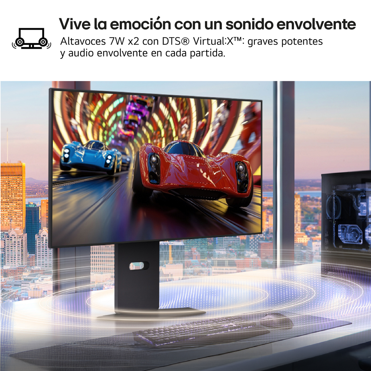 Monitor komputera wyświetla scenę wyścigu samochodowego. Widoczna jest również klawiatura, komputer i panorama miasta. Tekst mówi: 'Wciągający dźwięk'.