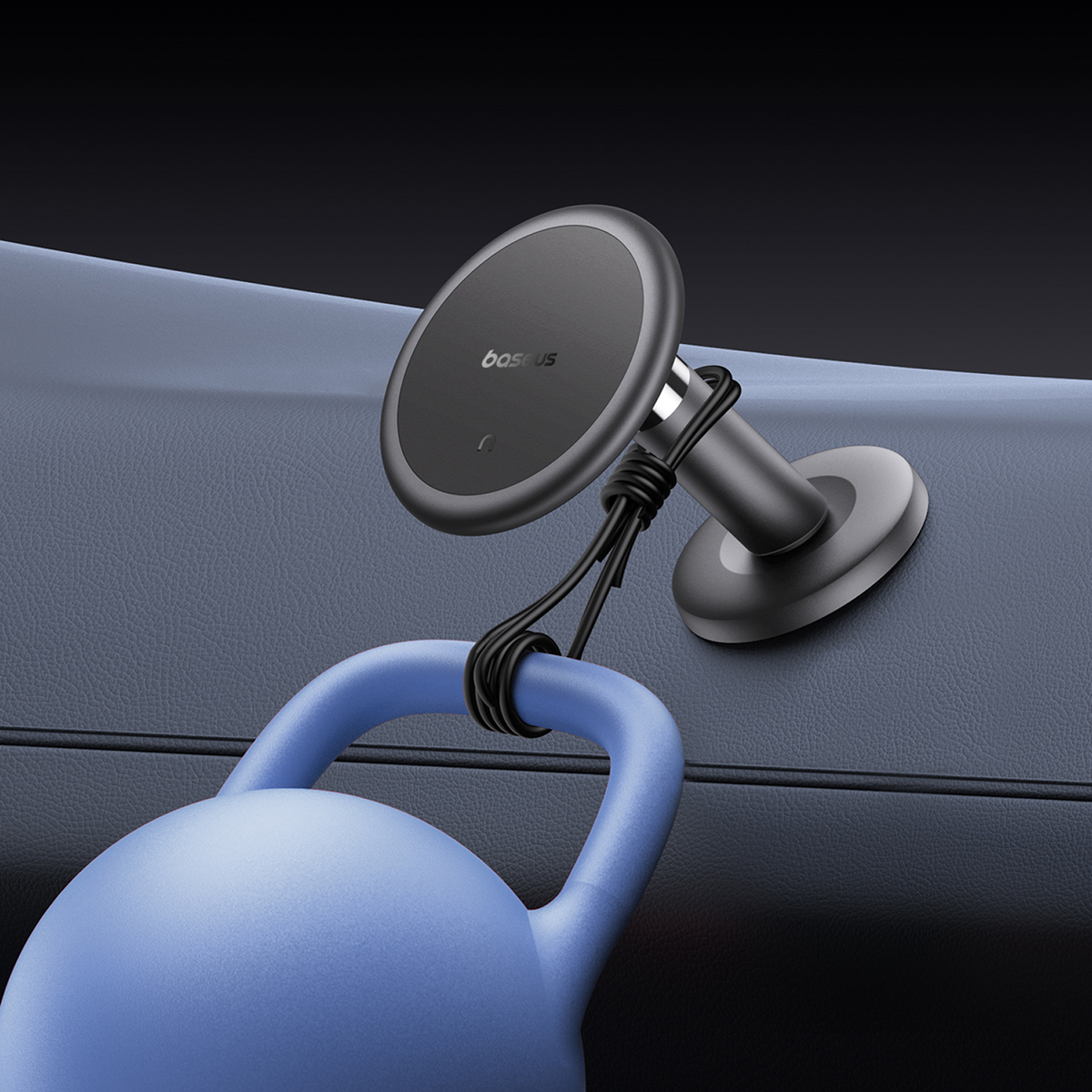 Een telefoonhouder voor in de auto is bevestigd aan een blauw object met zwarte draden. De houder is zwart met 'baseus', gemonteerd op een blauw oppervlak.