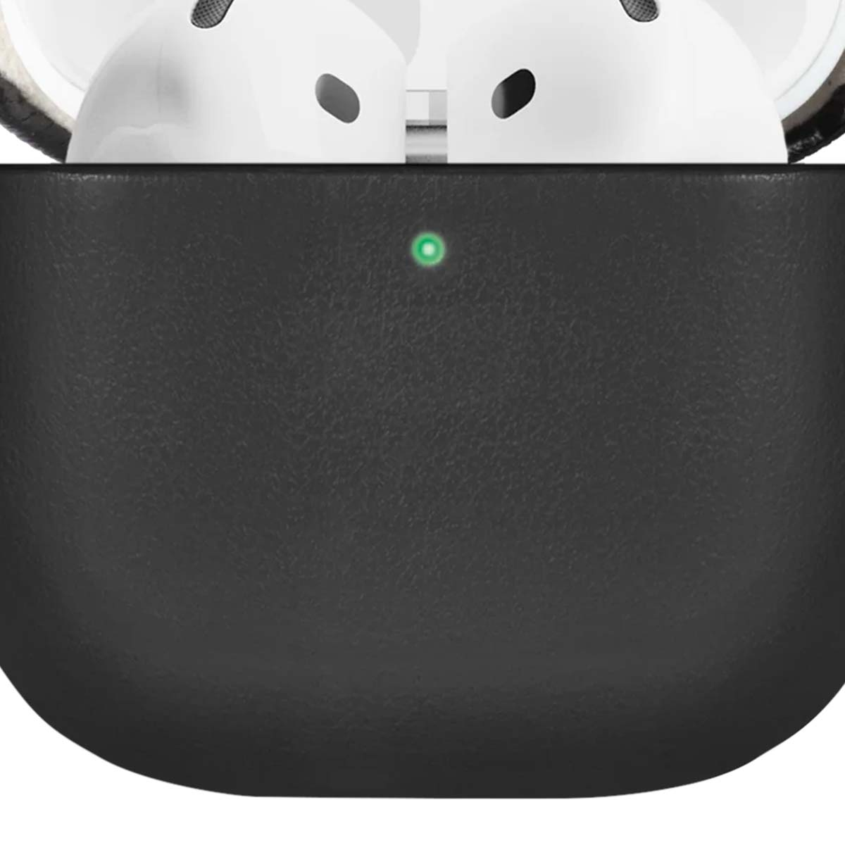 Primer plano de un estuche AirPods de cuero negro con luz verde. Dos auriculares blancos son visibles arriba.