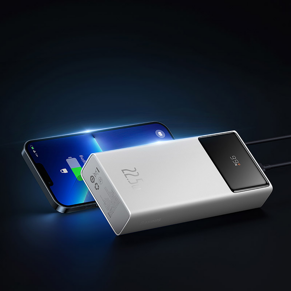 Eine weiße Powerbank lädt ein Telefon auf. Der Telefonbildschirm zeigt ein Ladesymbol. Die Powerbank hat eine Digitalanzeige mit 99%.