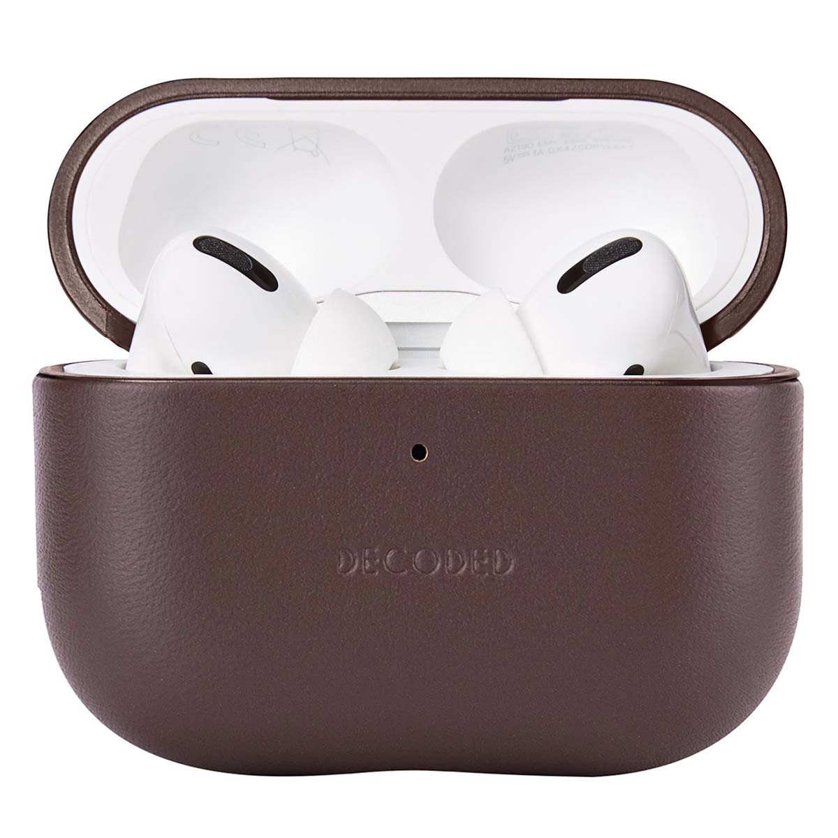 Estuche marrón abierto con AirPods blancos dentro. El estuche tiene 'DECODED'.