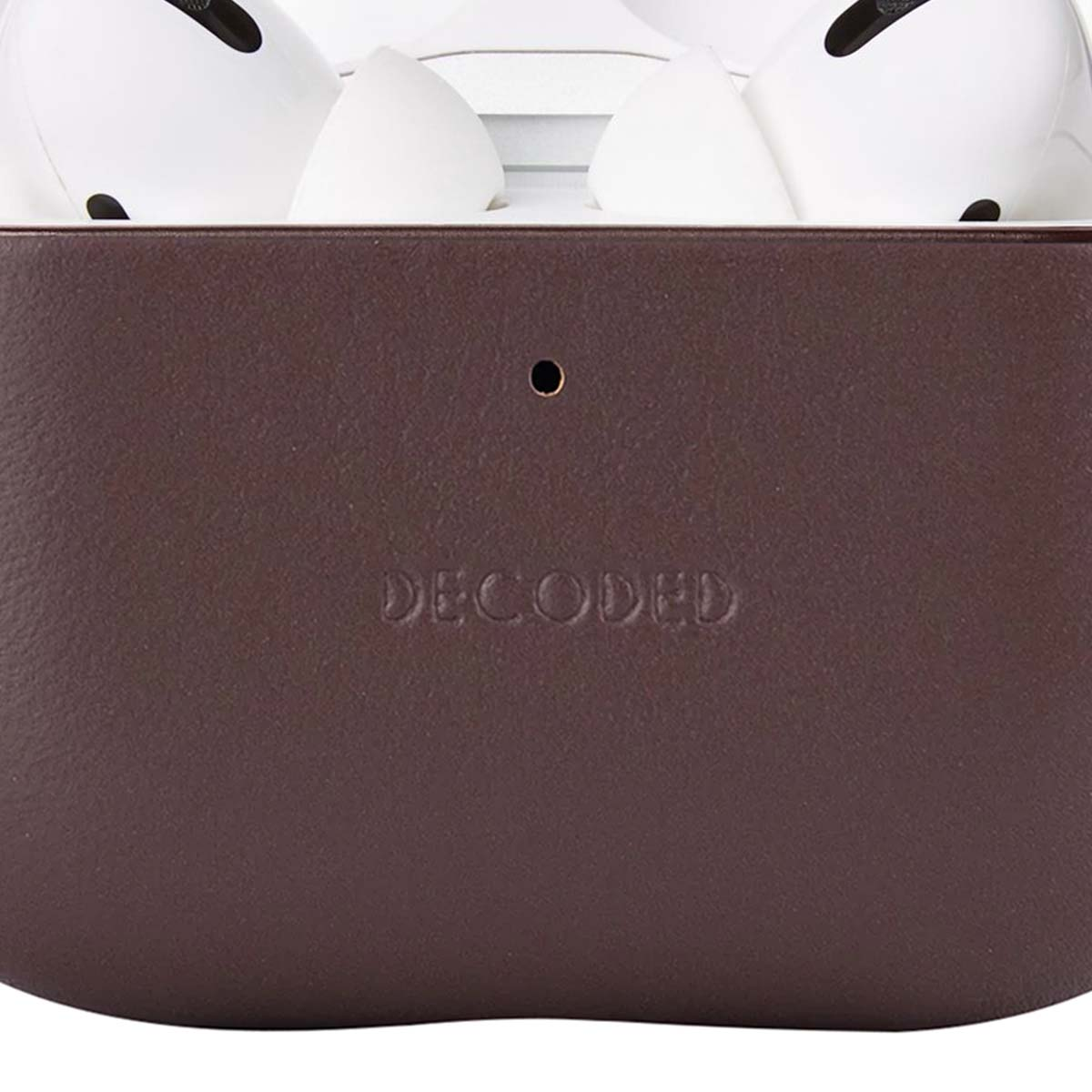 Funda marrón con 'DECODED' grabado. Auriculares blancos en la parte superior. La funda tiene un pequeño agujero.