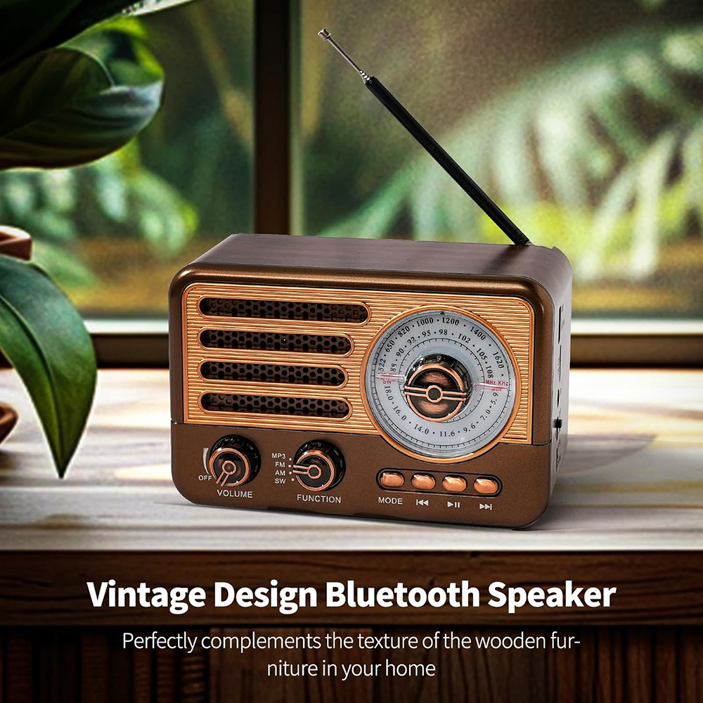 Ein brauner Vintage-Radiolautsprecher steht auf einer Holzoberfläche. Es hat goldene Akzente, ein Zifferblatt und eine Antenne, mit unscharfem Hintergrund.
