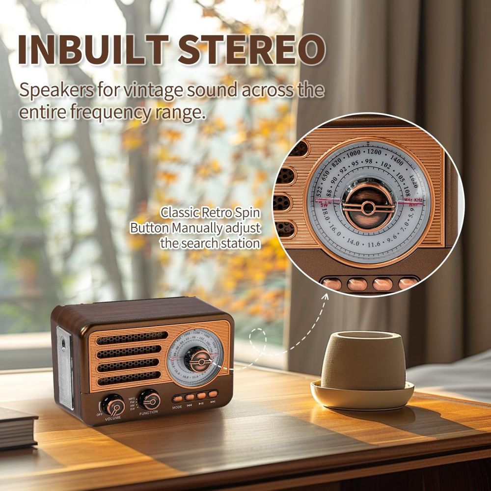 Ein Vintage-Radio mit Holzfinish steht auf einem Tisch. Es hat ein Zifferblatt und Knöpfe. In der Nähe steht ein Topf.