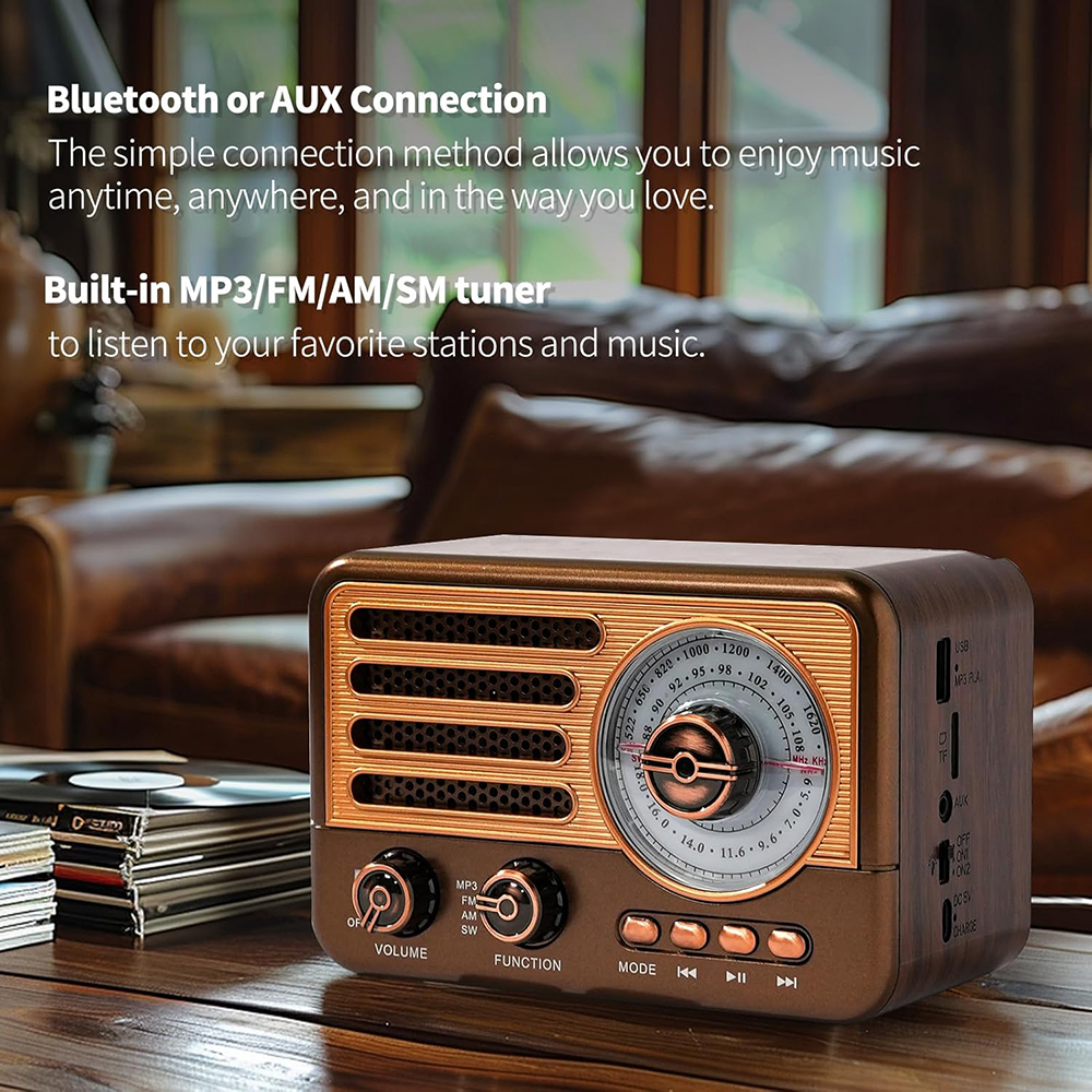Ein Radio im Vintage-Stil mit Gold- und Brauntönen steht auf einem Holztisch. Text-Overlays beschreiben Bluetooth/AUX und Tuner-Funktionen.