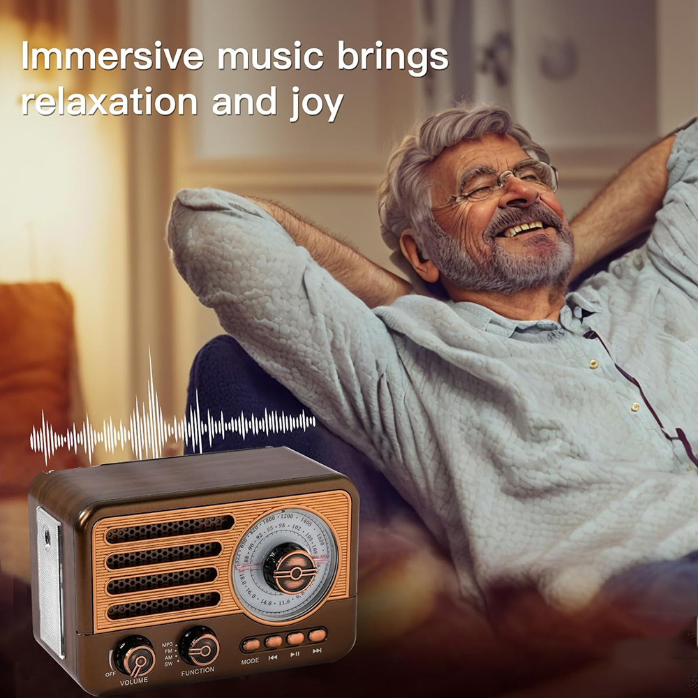 Ein älterer Mann lächelt und entspannt sich mit den Armen hinter dem Kopf. Ein Vintage-Radio befindet sich im Vordergrund und spielt Musik, Wellenlinien sichtbar.
