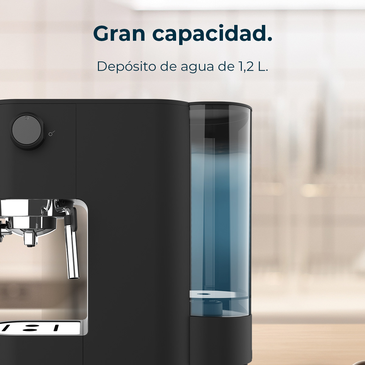 Una macchina per espresso nera con un grande serbatoio dell'acqua. Il testo dice 'Gran capacidad' e 'Depósito de agua de 1,2 L'.