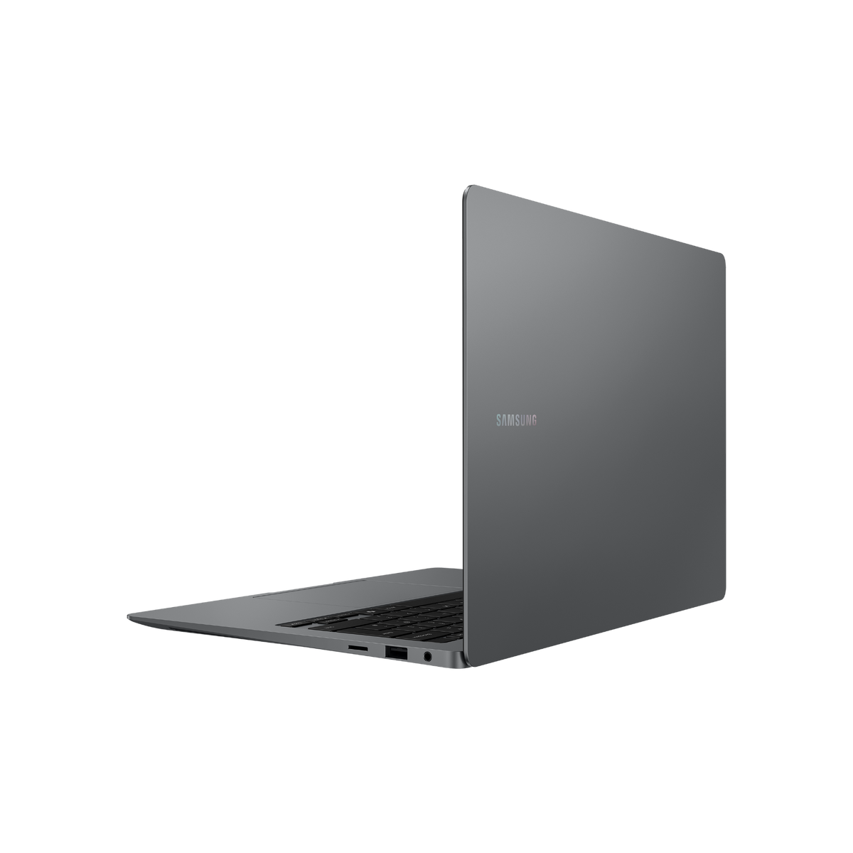 Un portátil Samsung gris está ligeramente abierto, mostrando el teclado y los puertos. El fondo es negro.