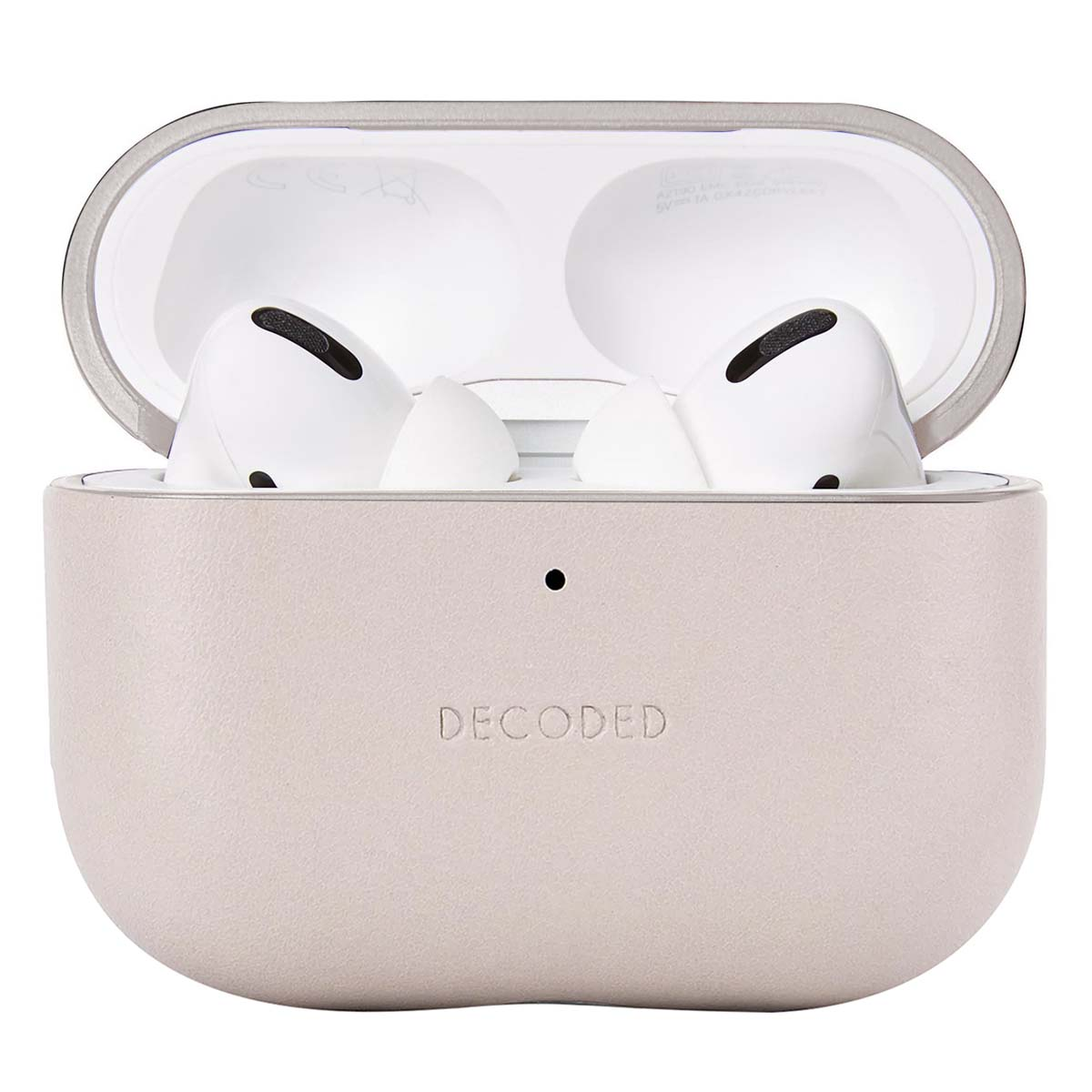 Estuche de AirPods abierto con dos auriculares blancos dentro. El estuche es rosado y está marcado con 'DECODED'.