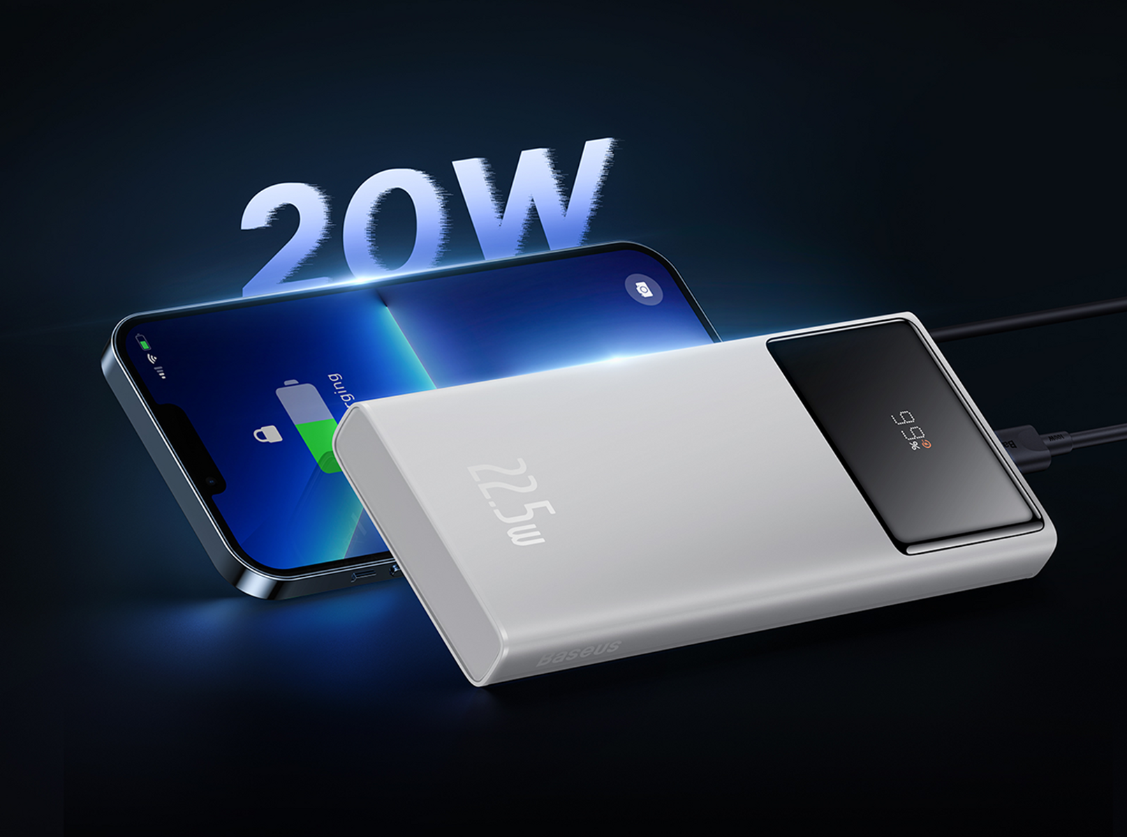 Un telefono in carica con un power bank. Il telefono mostra la carica. Il power bank è bianco con display nero.