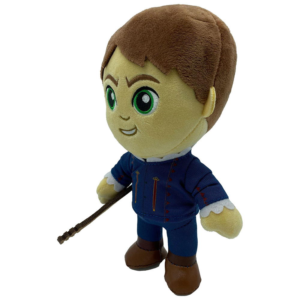 Eine Plüschpuppe eines Jungen mit braunen Haaren, grünen Augen und einem blauen Outfit, der einen braunen Stock hält. Der Hintergrund ist weiß.