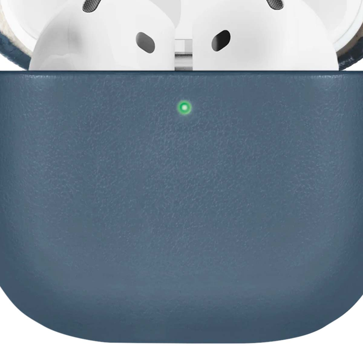 Primer plano de un estuche azul con luz verde y auriculares blancos. El estuche está ligeramente abierto.