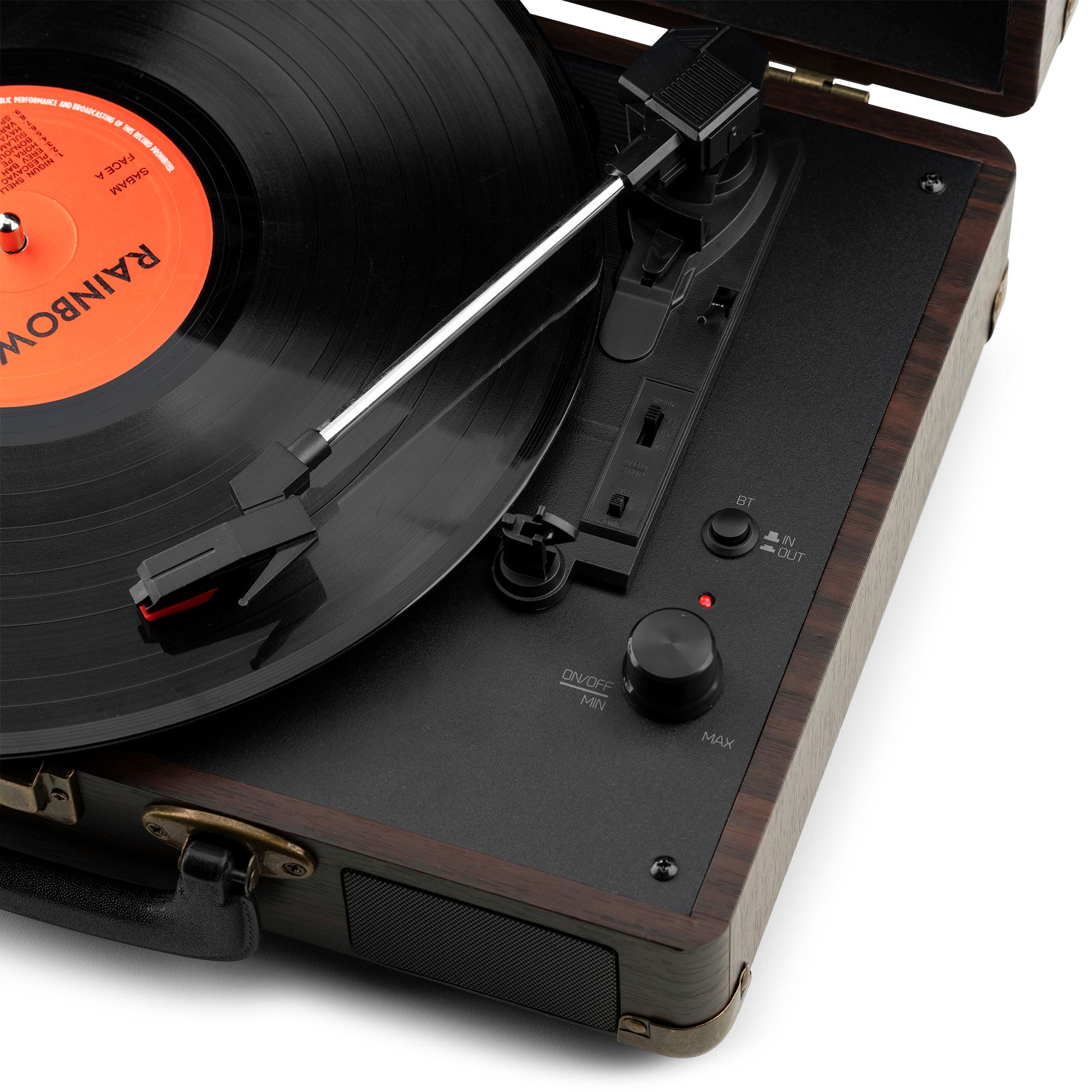 Un tocadiscos con un disco negro. El reproductor es marrón y negro con perillas y botones. La etiqueta del disco es naranja.