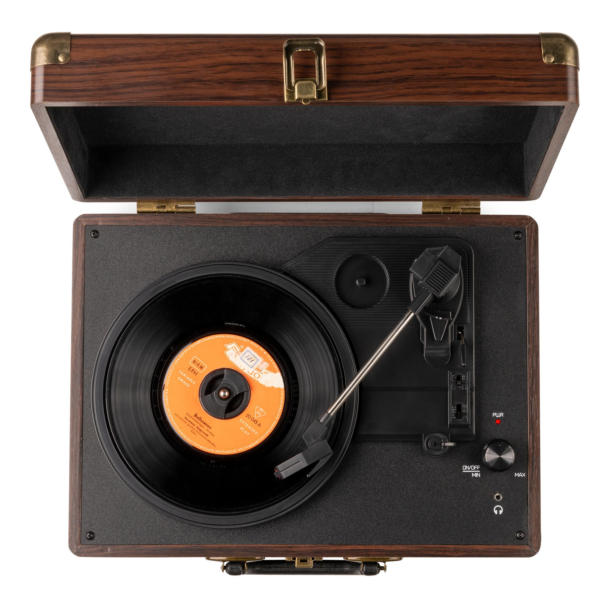 Un tocadiscos vintage con un disco en la plataforma giratoria. La caja de madera está abierta. Los controles son visibles.