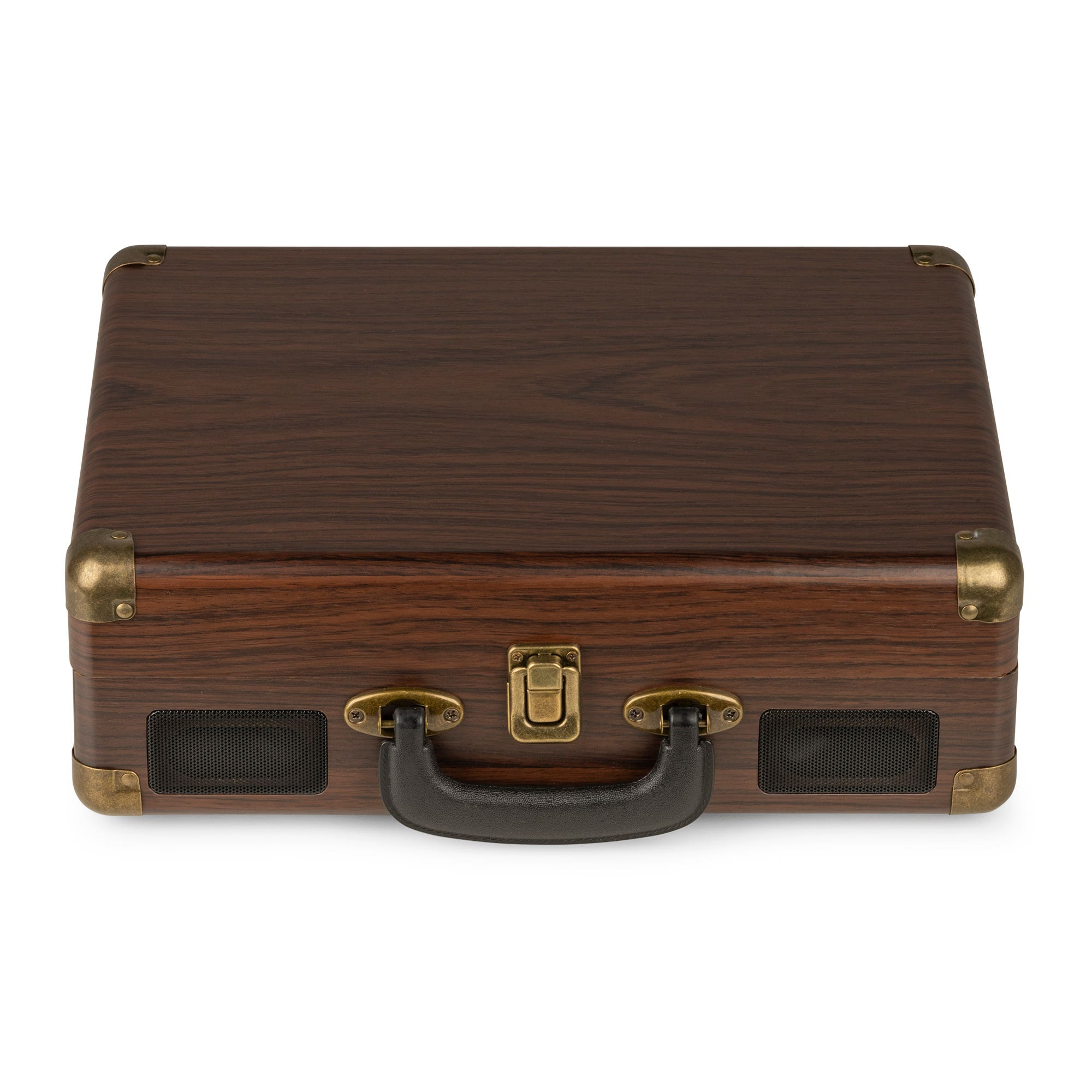 Un tocadiscos de madera marrón tipo maleta. Tiene asa, esquinas de latón y altavoces. El fondo es blanco.