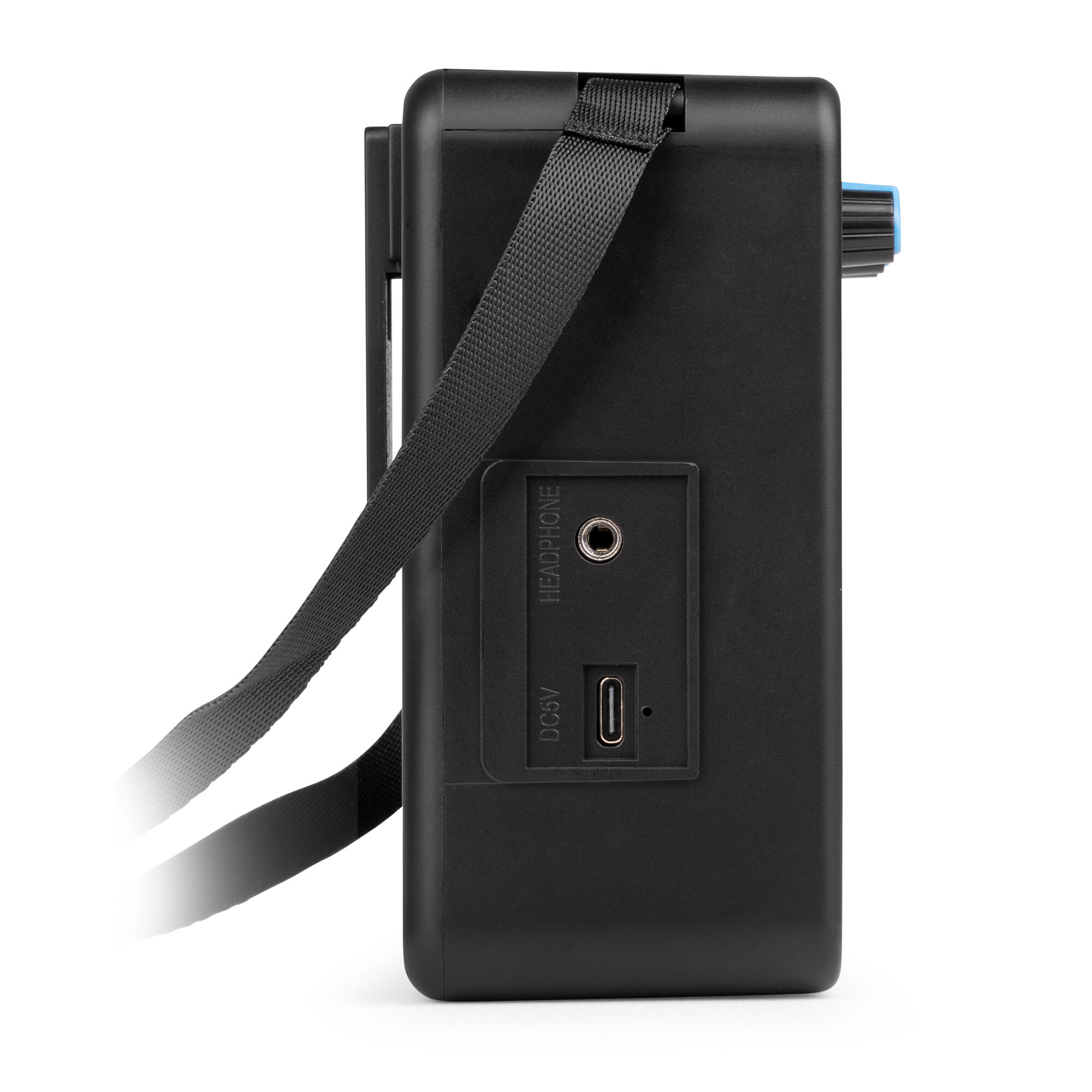 Dispositivo de audio negro con correa. Tiene puertos para auriculares y alimentación. Perilla azul visible.