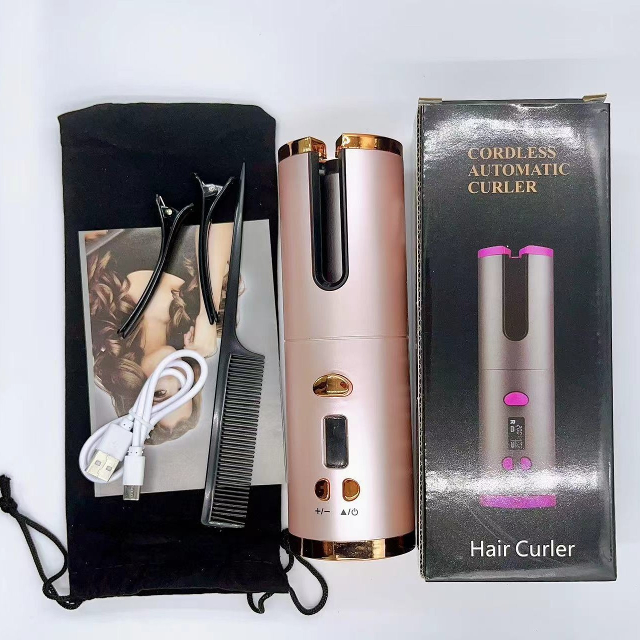 Een roze gouden draadloze automatische krultang met accessoires, waaronder een kam, clips en oplaadkabel, op een witte achtergrond.