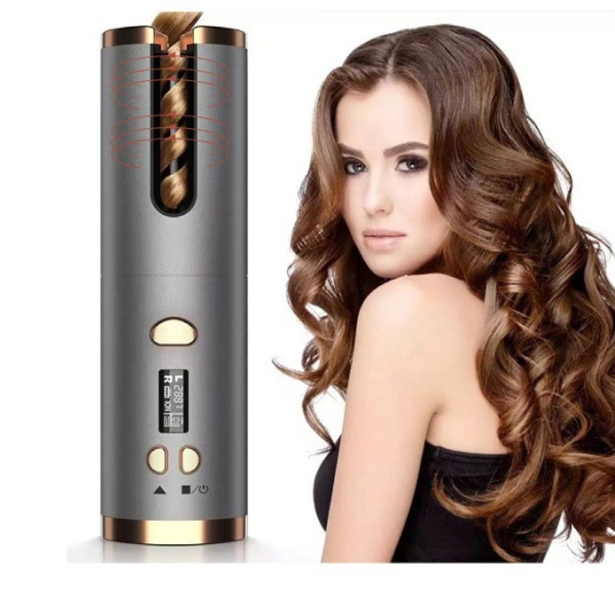Een vrouw met krullend bruin haar naast een grijze krultang. De krultang krult een haarstreng. De vrouw draagt een zwarte top.