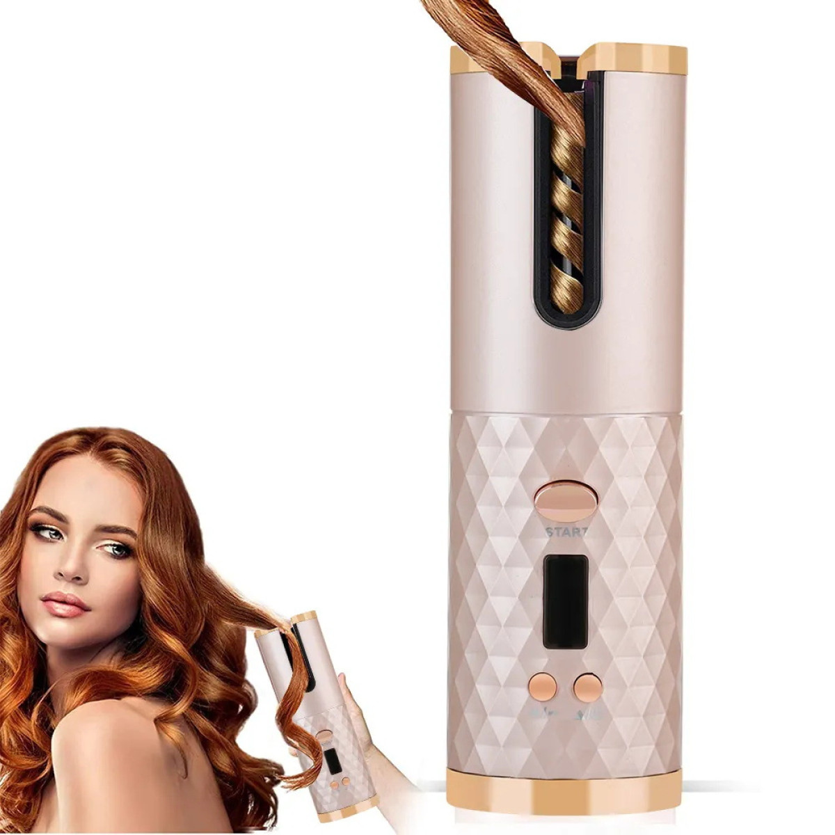 Een vrouw krult haar haar met een roze automatische krultang. De krultang is roségoud. Een haarstreng zit in de krultang.