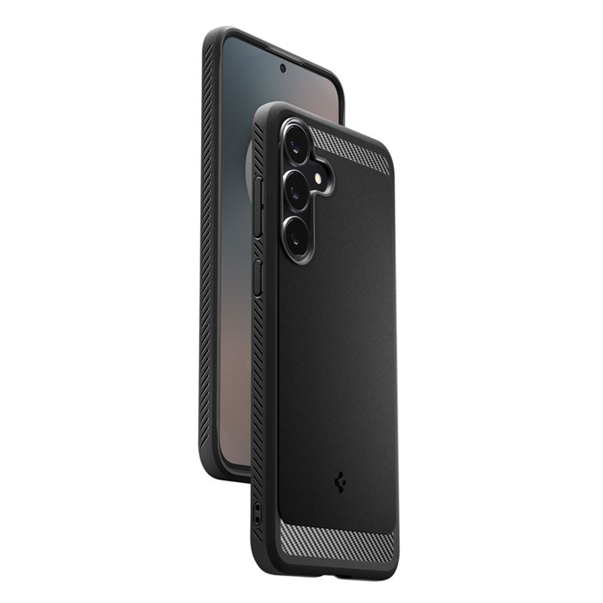 Een zwarte smartphone met een zwarte hoes wordt getoond. De telefoon heeft een scherm en drie cameralenzen. De hoes heeft een patroon aan de onderkant.