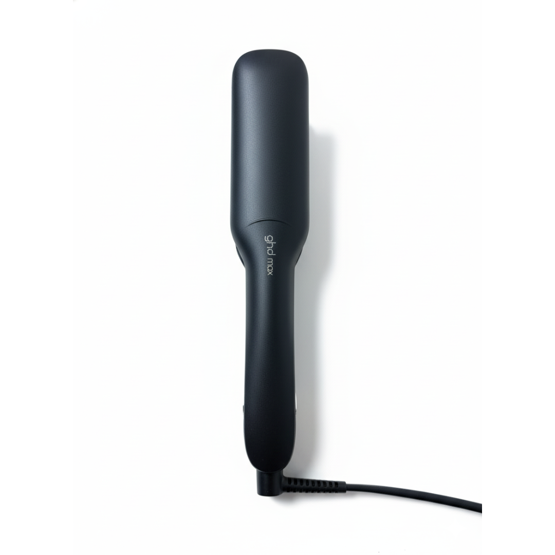 Ein schwarzes ghd Max Glätteisen auf weißem Hintergrund. Der Markenname ist sichtbar. Ein Netzkabel ist angeschlossen.