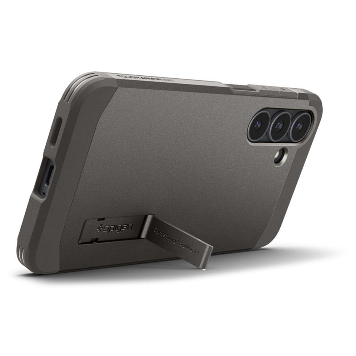 Une coque de téléphone grise avec un support. L'étui a trois lentilles de caméra et un logo Spigen. Il est incliné sur une surface blanche.