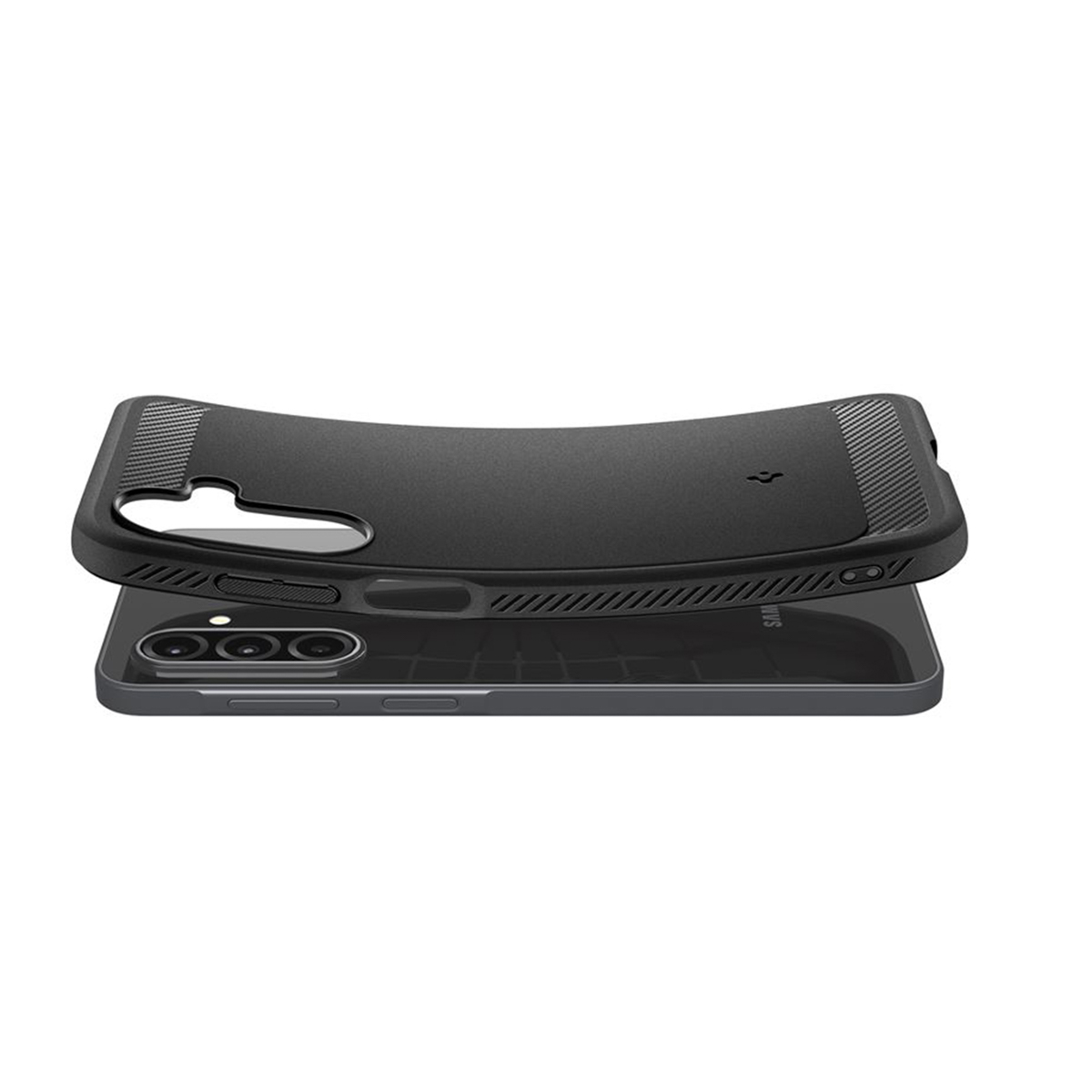 Un étui de téléphone noir est placé au-dessus d'un téléphone. L'étui a un dessus texturé et des côtés lisses. Le téléphone a un appareil photo.