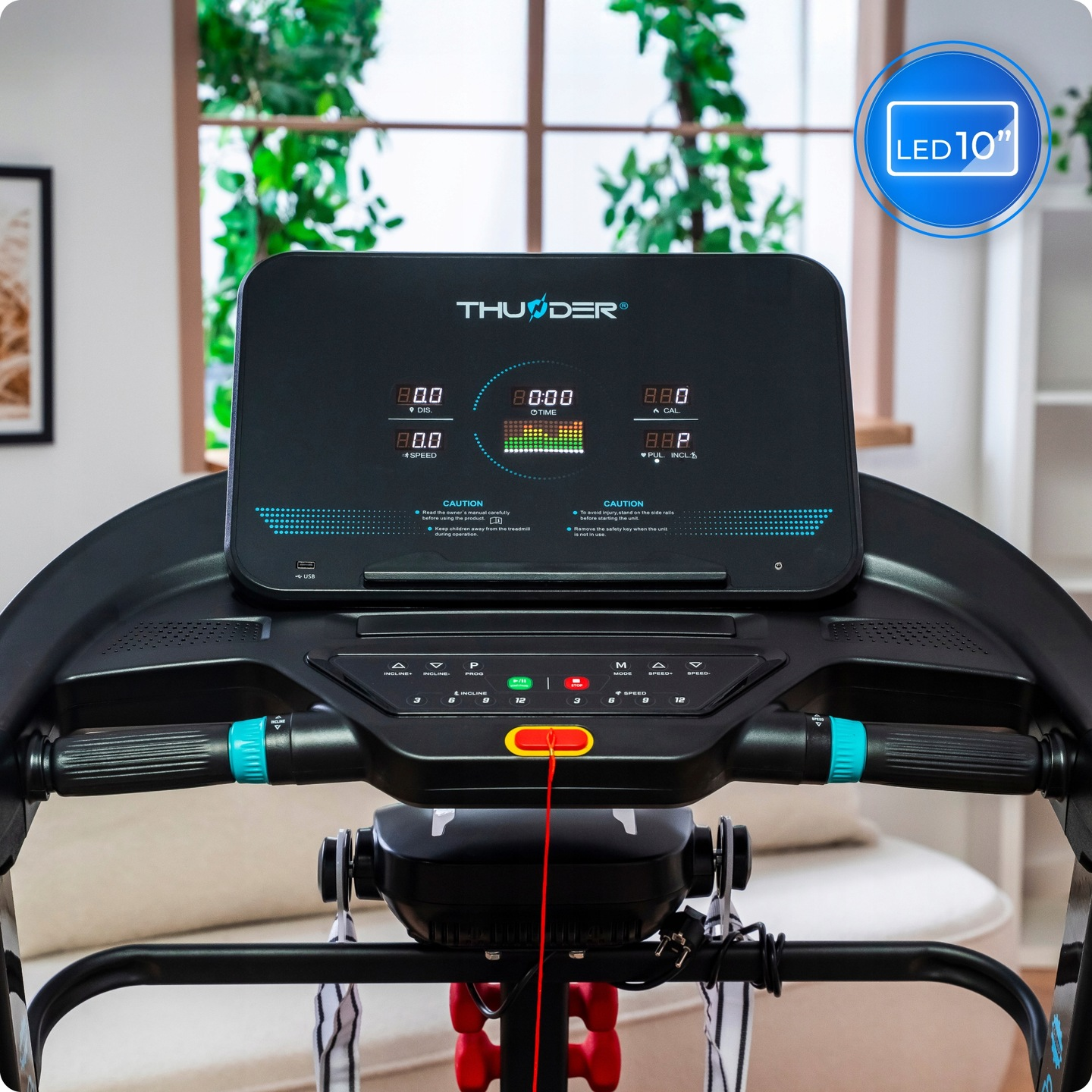 Bieżnia z cyfrowym wyświetlaczem. Wyświetlacz pokazuje prędkość, czas i inne dane. Elementy sterujące znajdują się na dole.