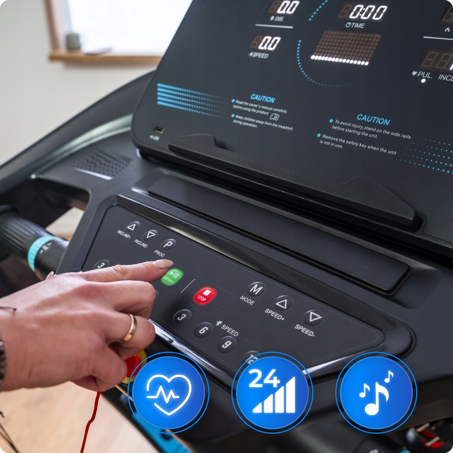 Ręka naciska przycisk startu na konsoli bieżni. Wyświetlacz pokazuje czas, prędkość i inne ustawienia.