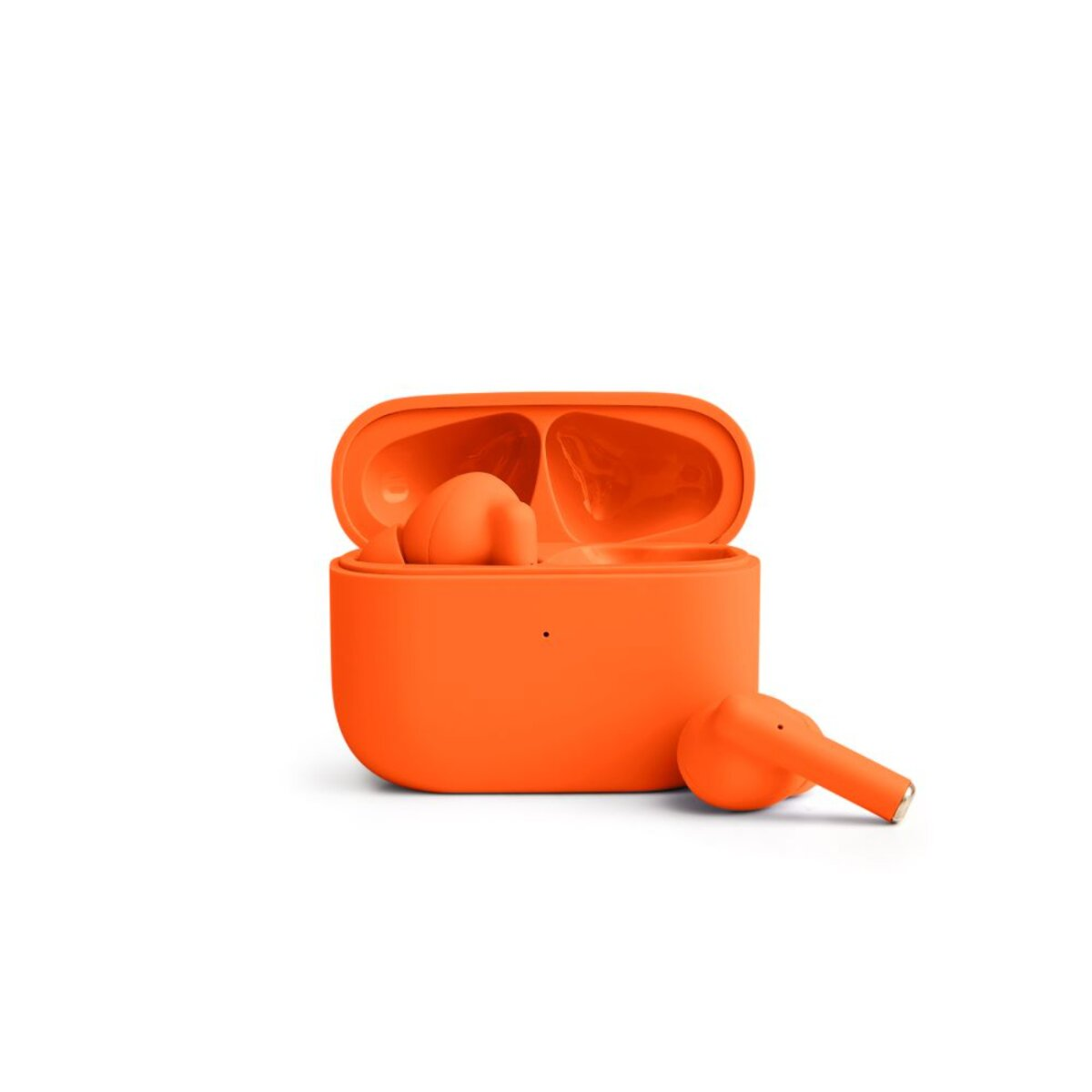 Eine offene orangefarbene Ladebox mit zwei Ohrhörern innen und einem außen. Weißer Hintergrund.